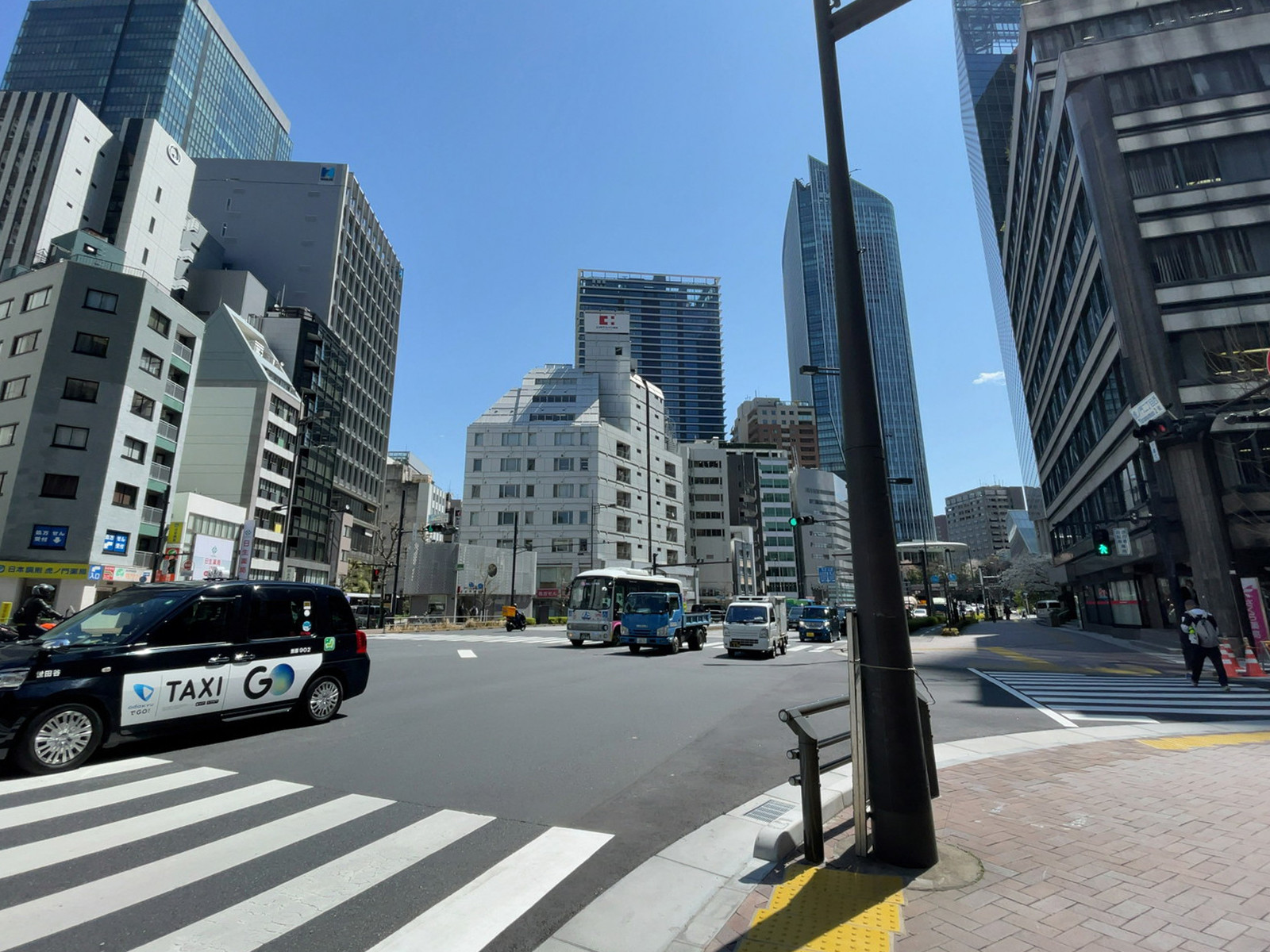 虎ノ門アルセアタワー前面の通り