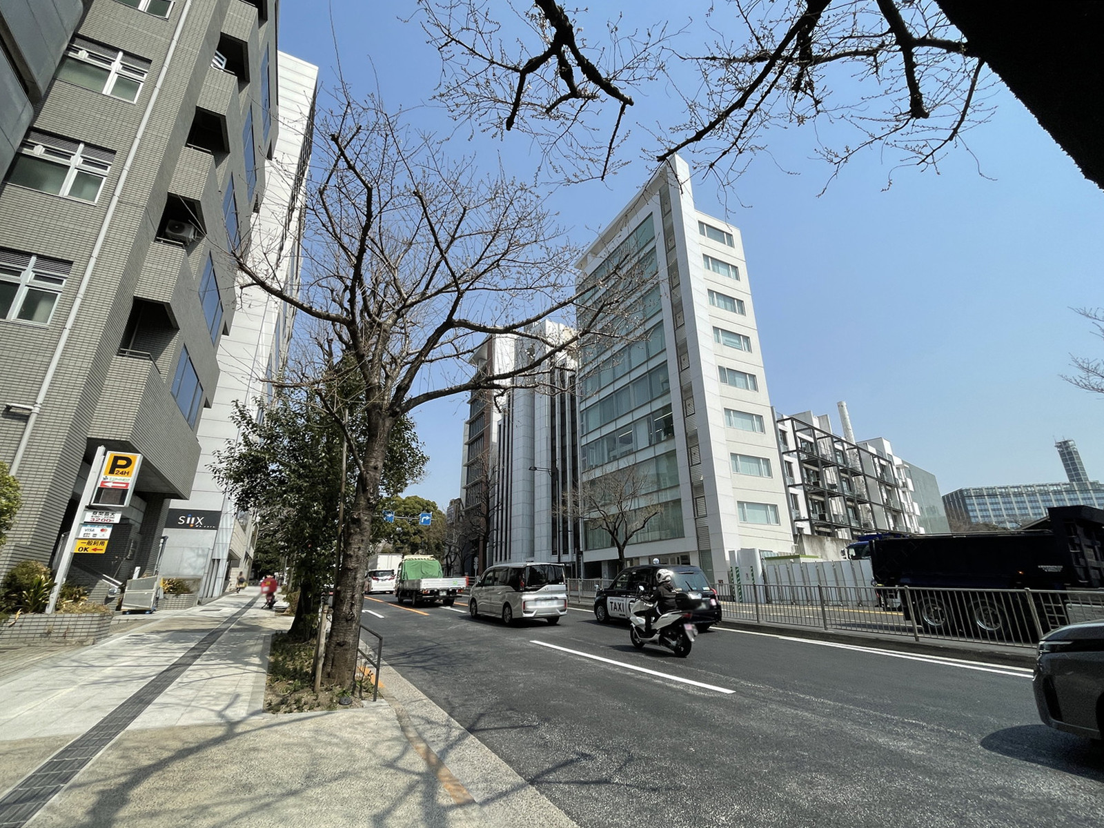 あや九段ビル前面の内堀通り