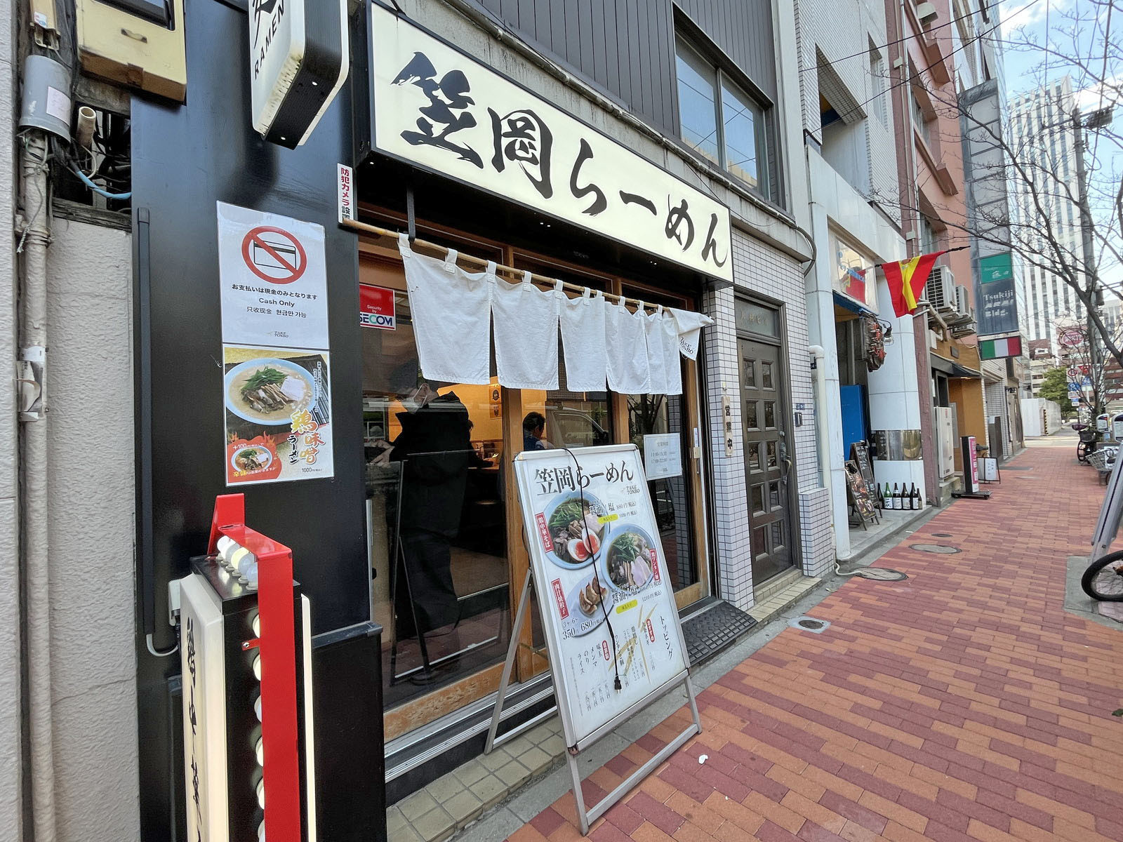 付近には飲食店が充実