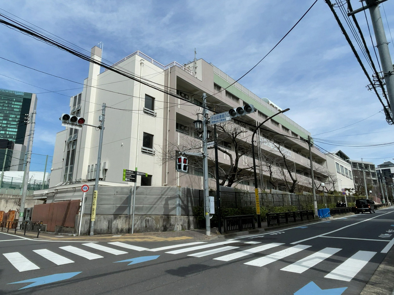 ビル前の渋谷区立常磐松小学校