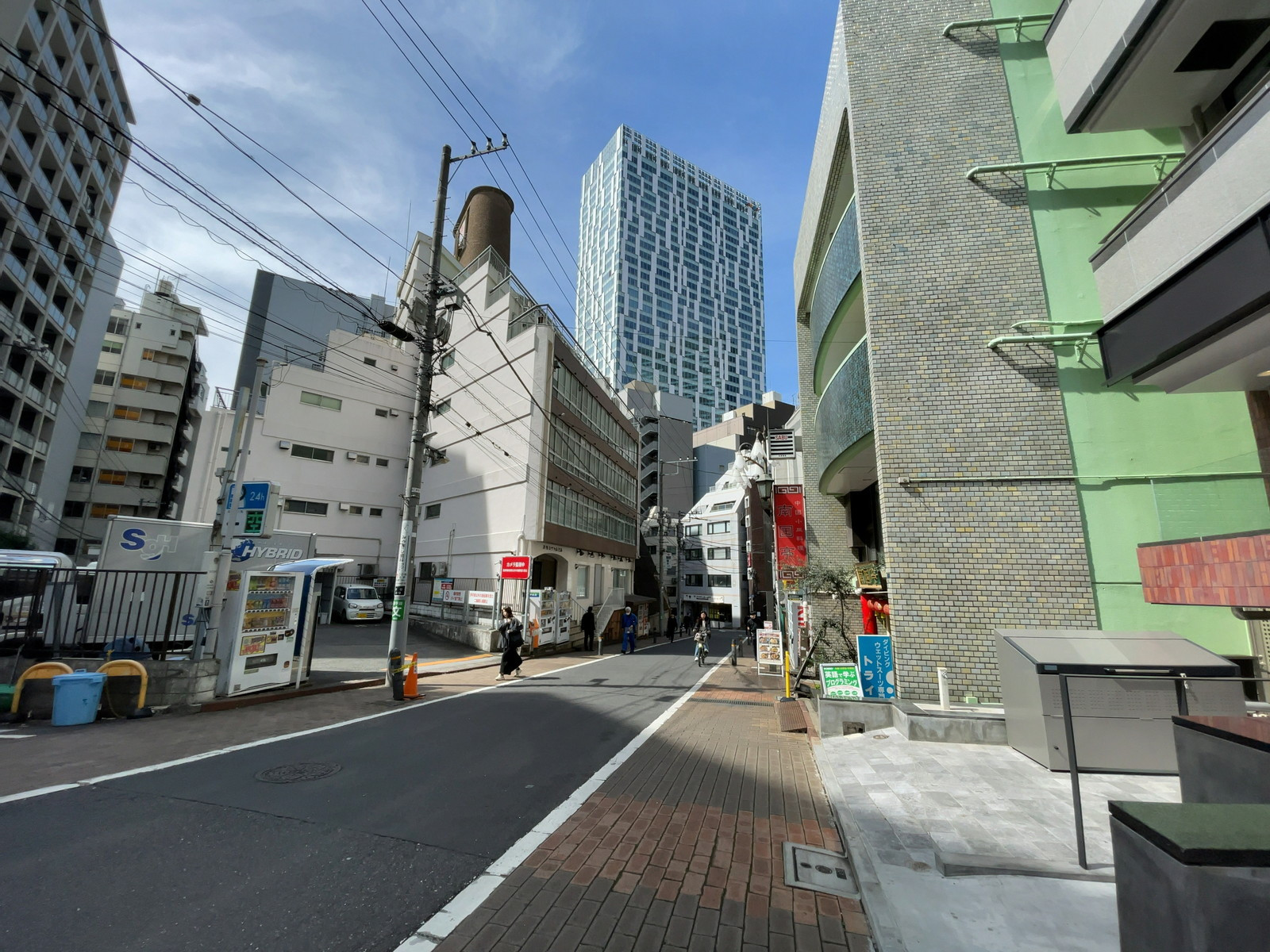 SOLIX SHIBUYA前面の通り
