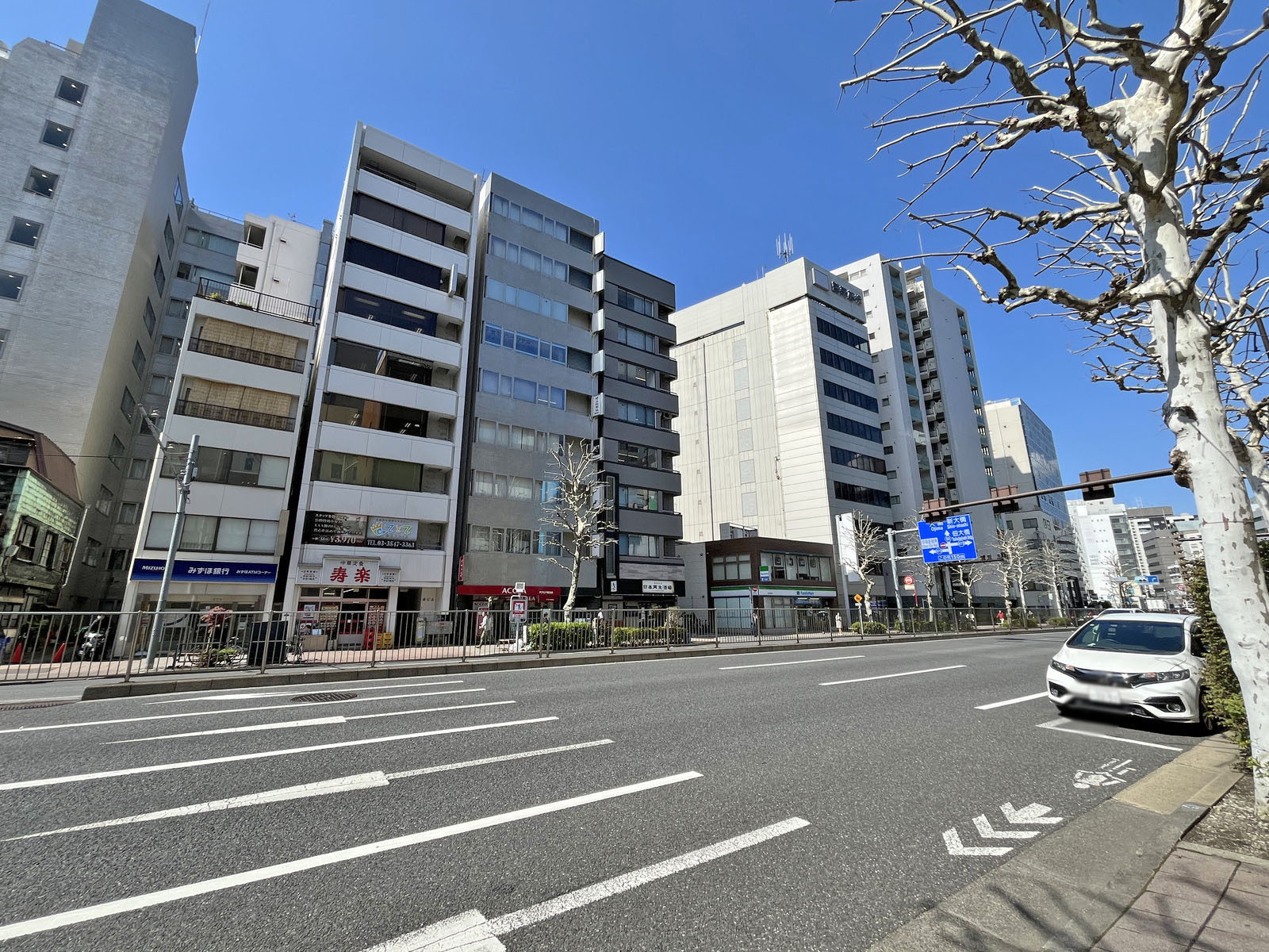 Daiwa築地駅前ビル前面の新大橋通り