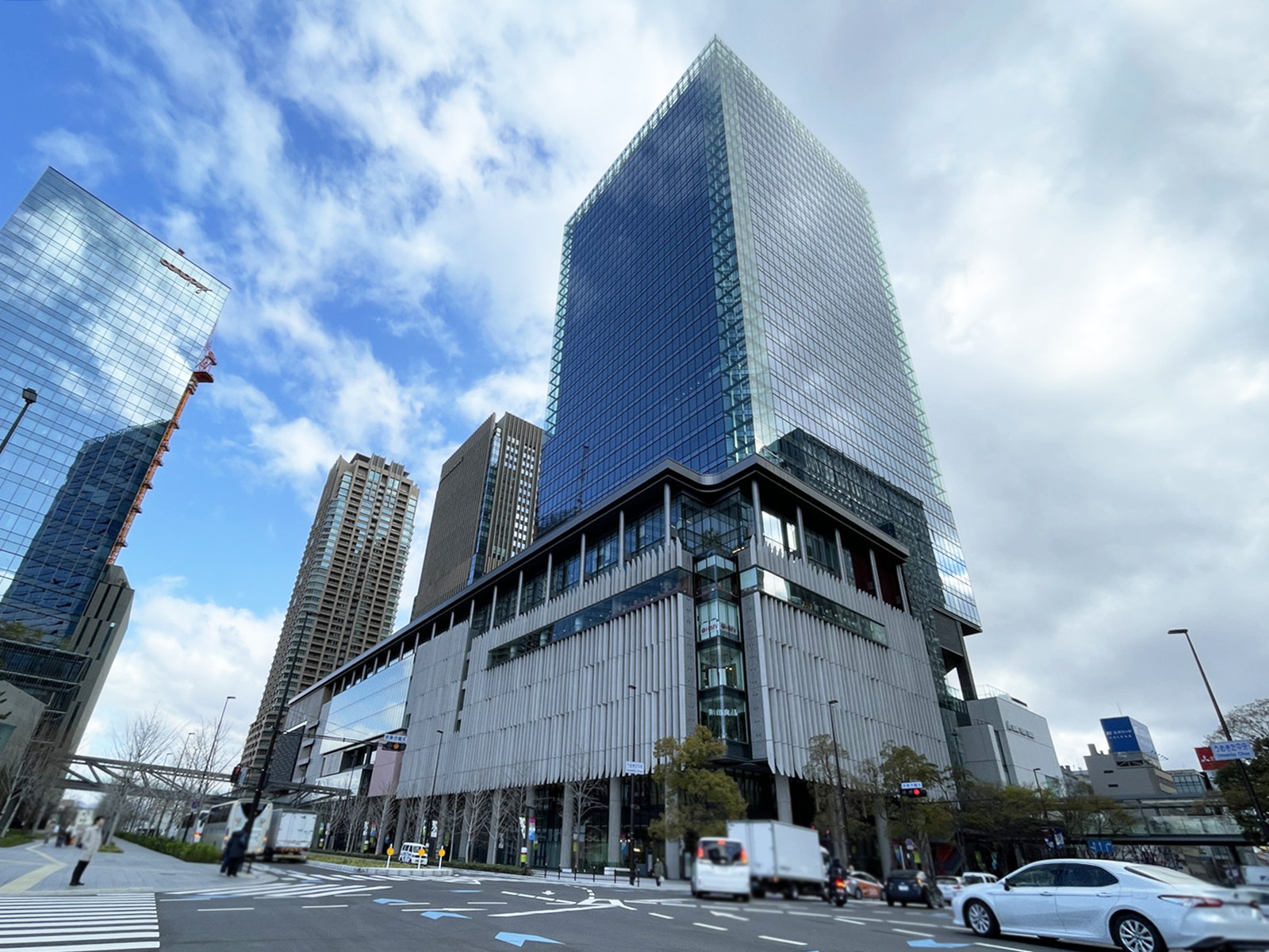 向かいにあるグランフロント大阪 タワーB