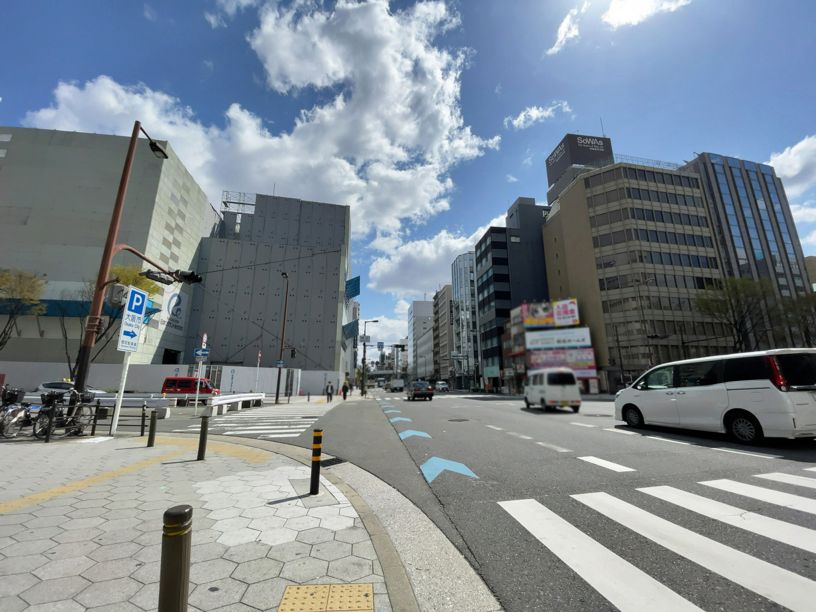 AXIS UMEDA BLD.前面の通り