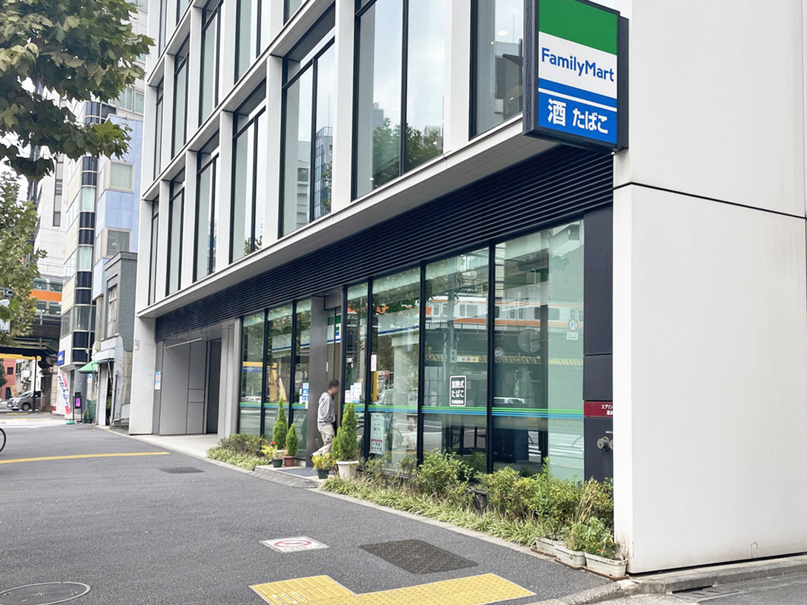 並びのファミリーマート 神田須田町二丁目店