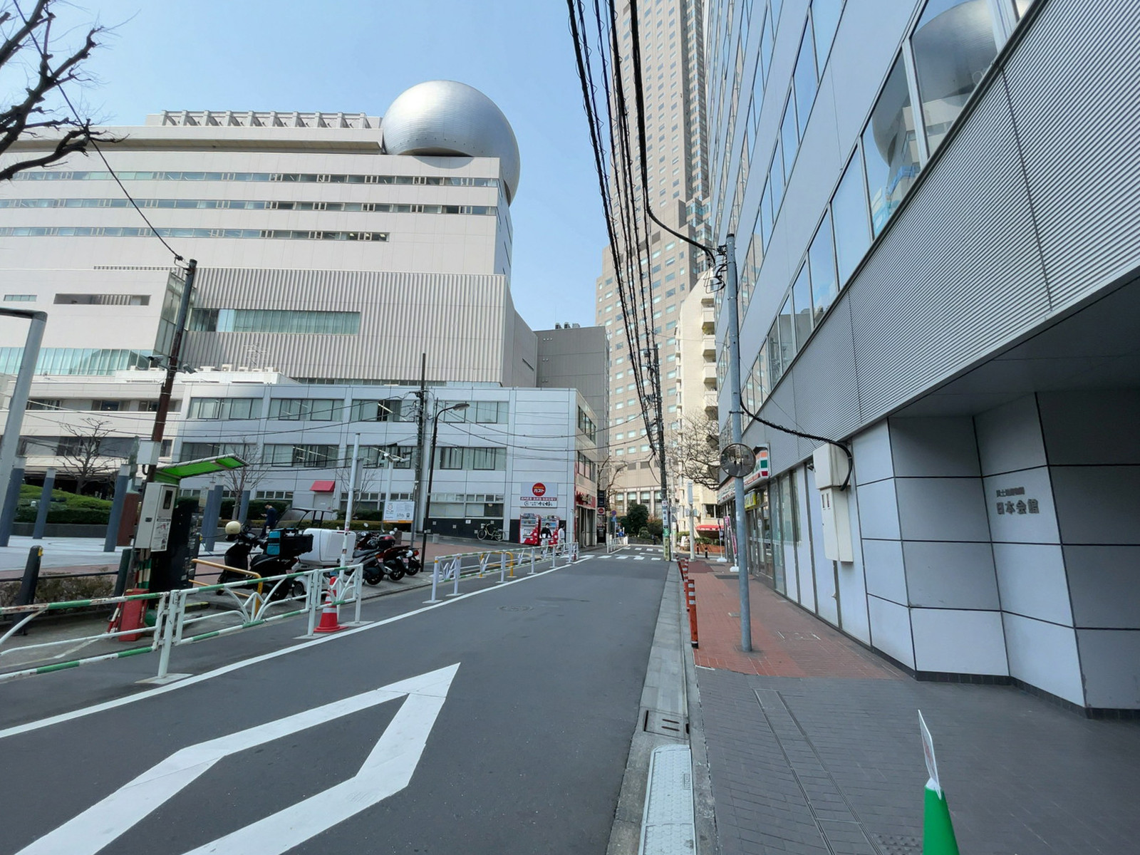 渋谷日本会館前面の通り