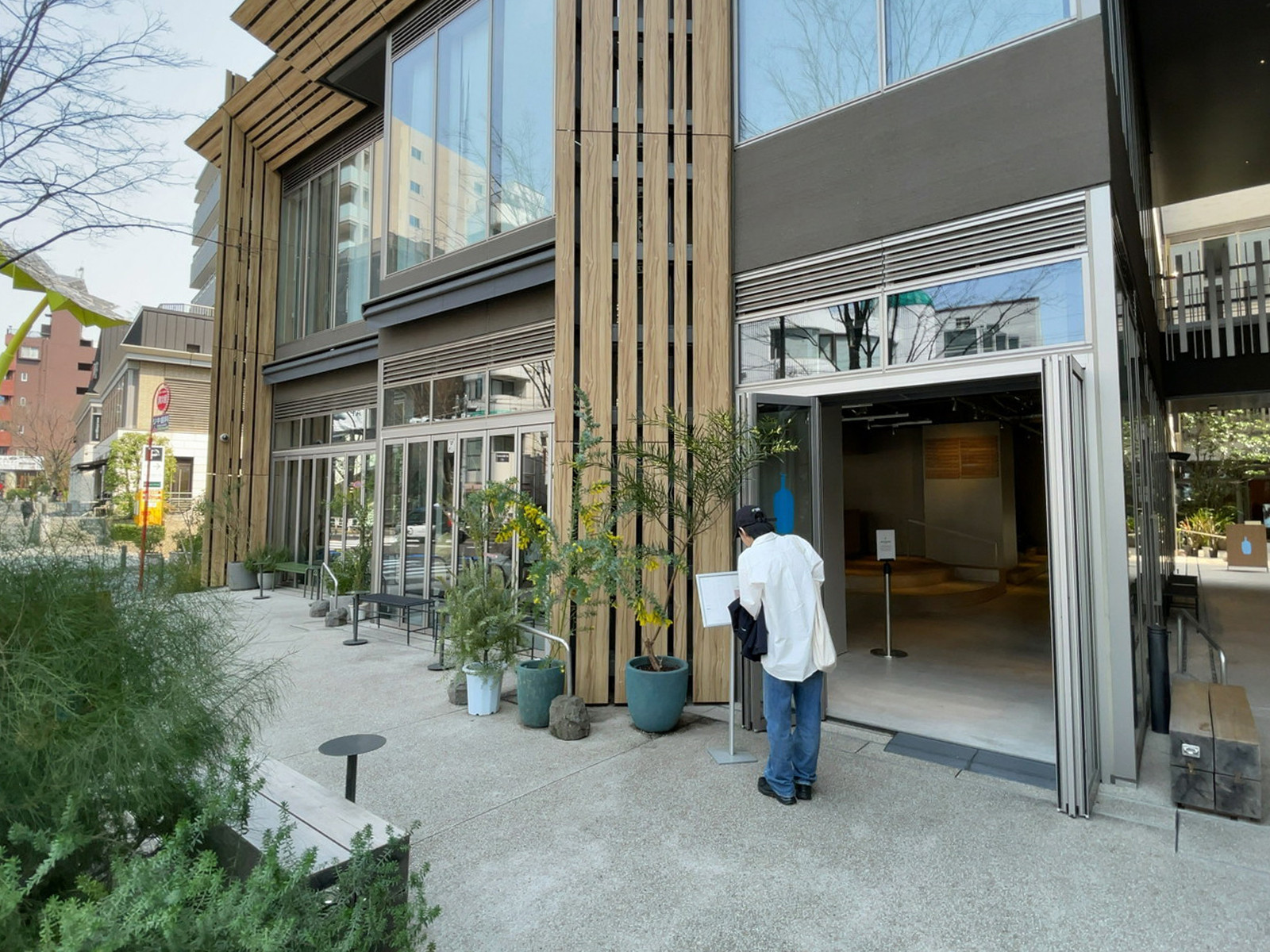 近くのブルーボトルコーヒー 代官山カフェ
