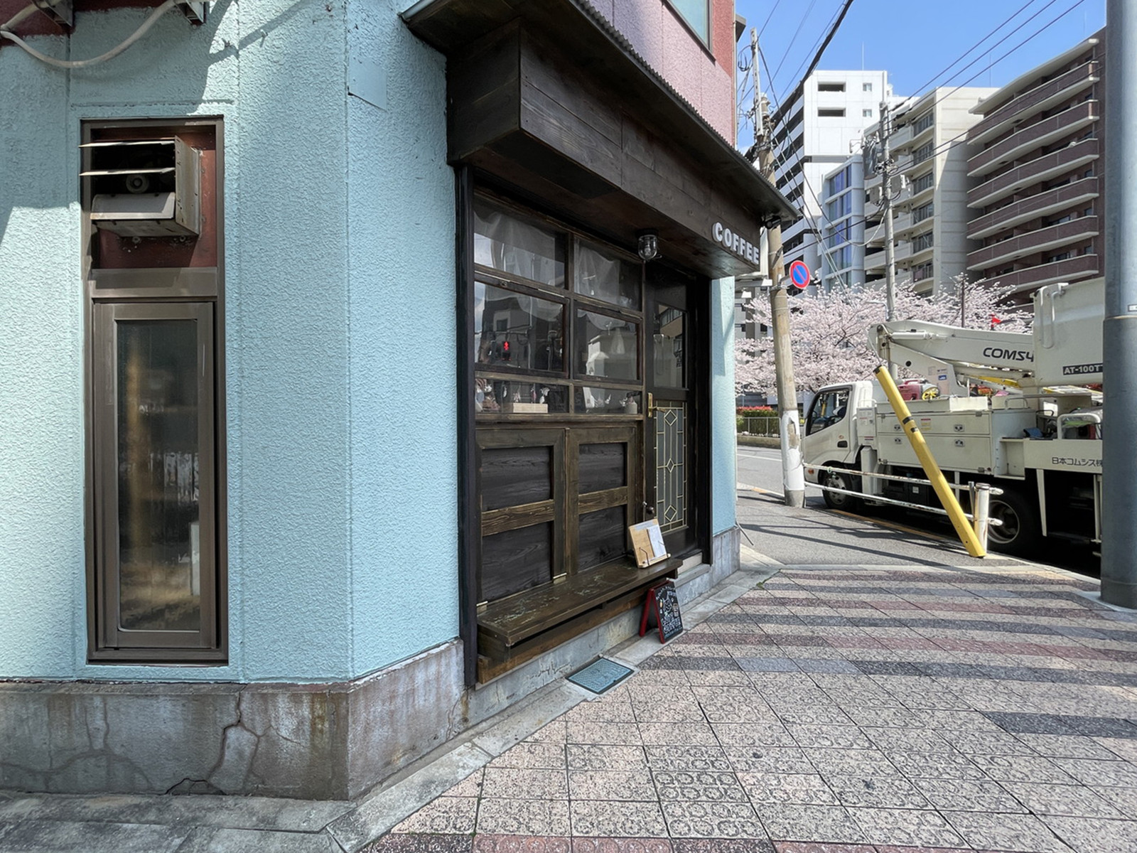 周辺には飲食店があり