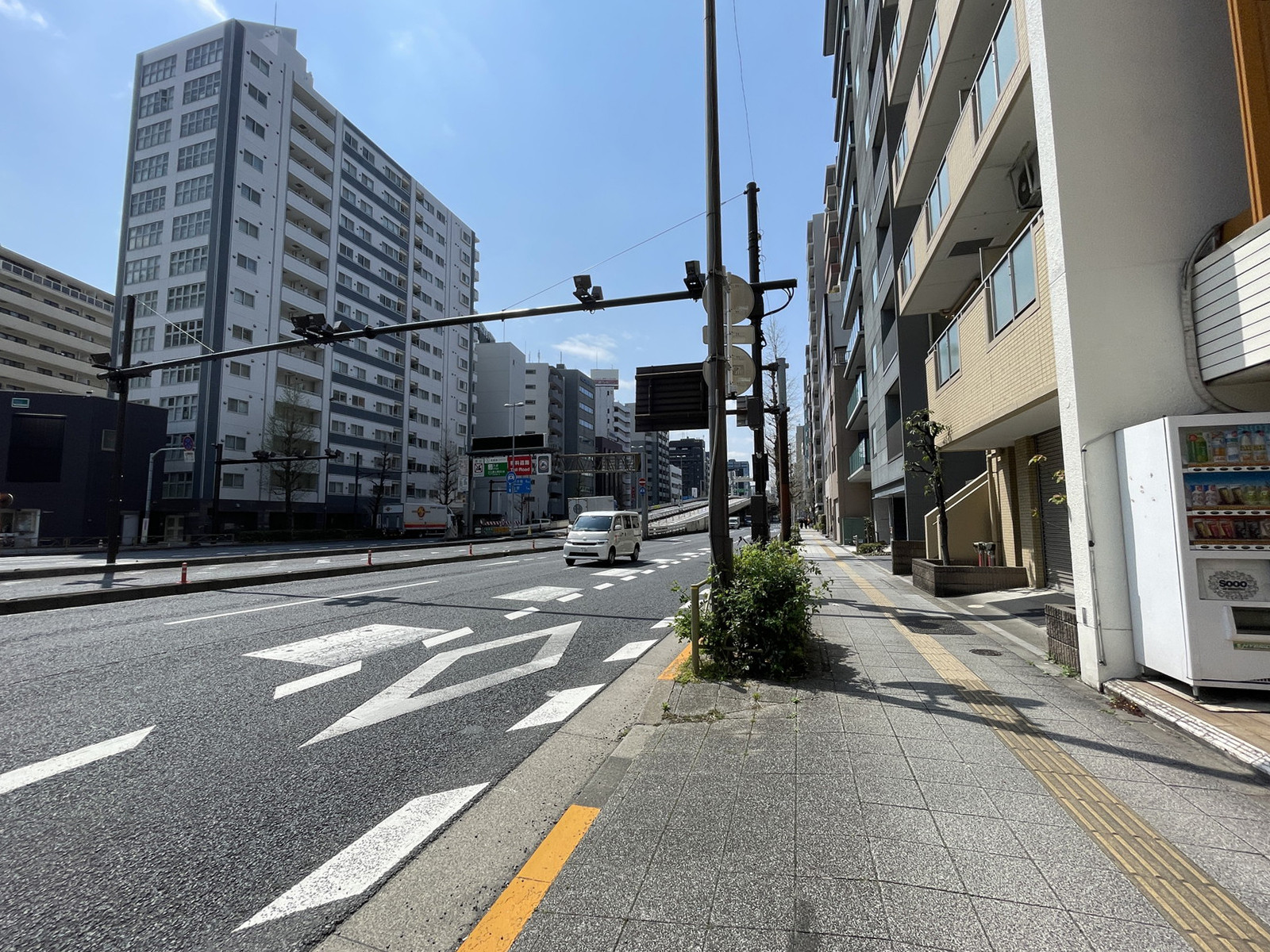 ソレイユ入谷ビル前面の通り