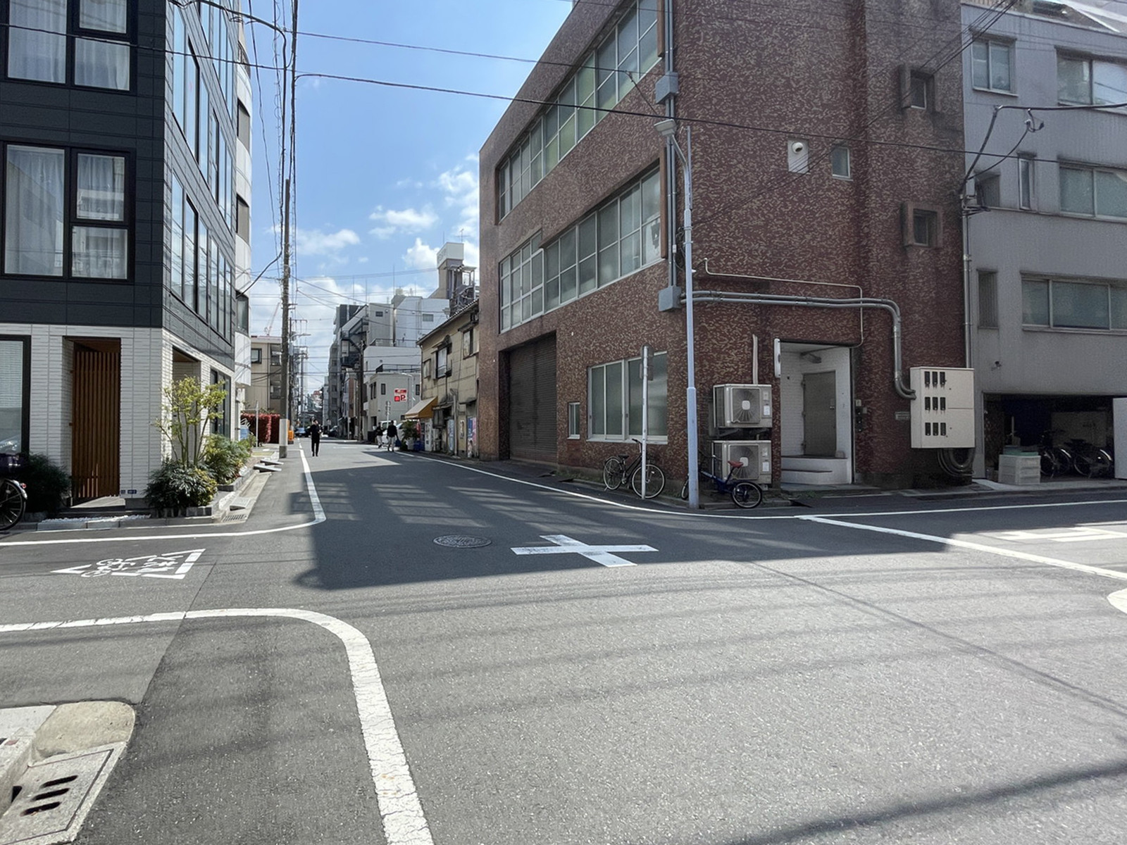 入谷キャンプビル前面の通り