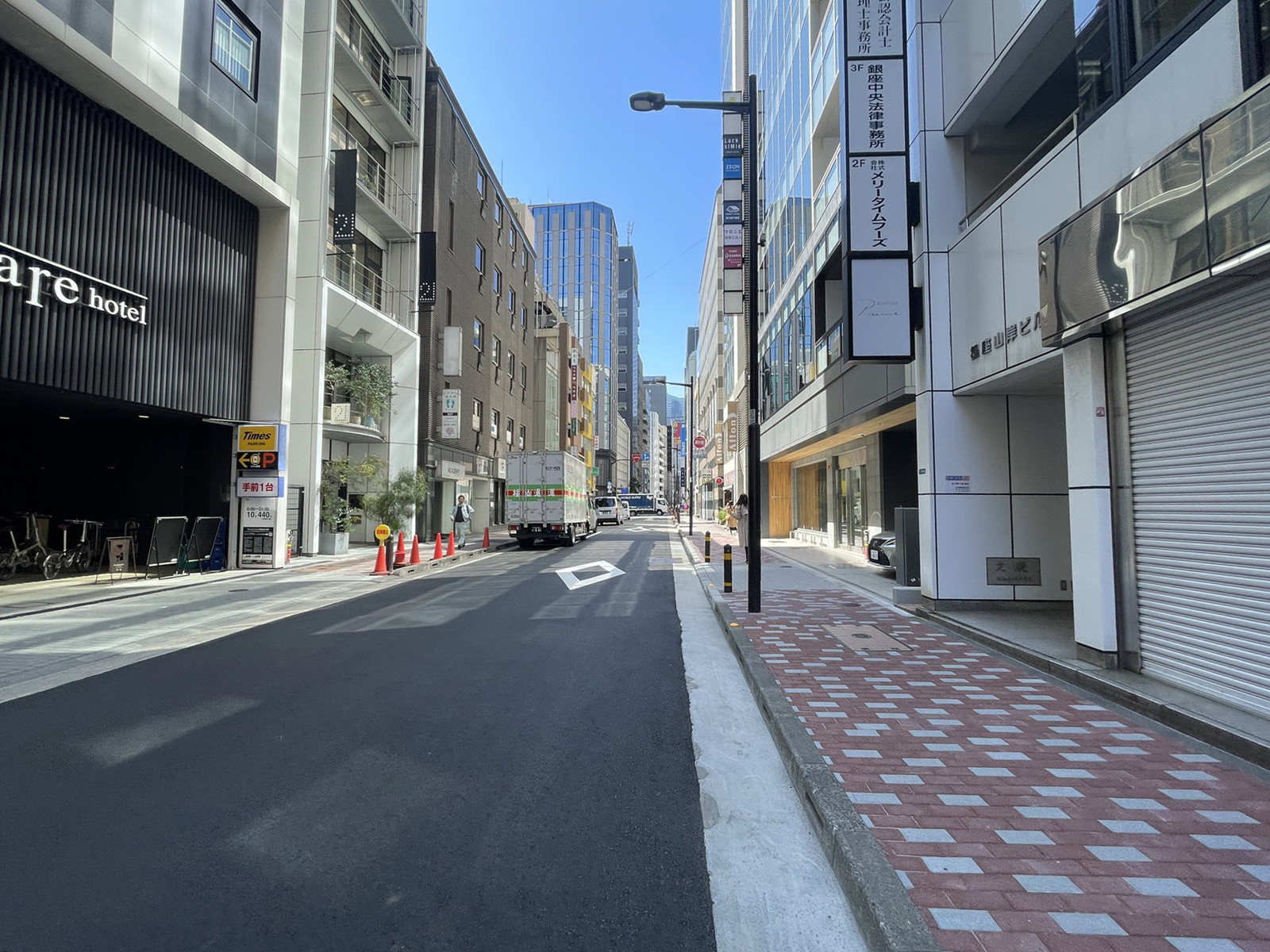 銀座山岸ビル前面の通り
