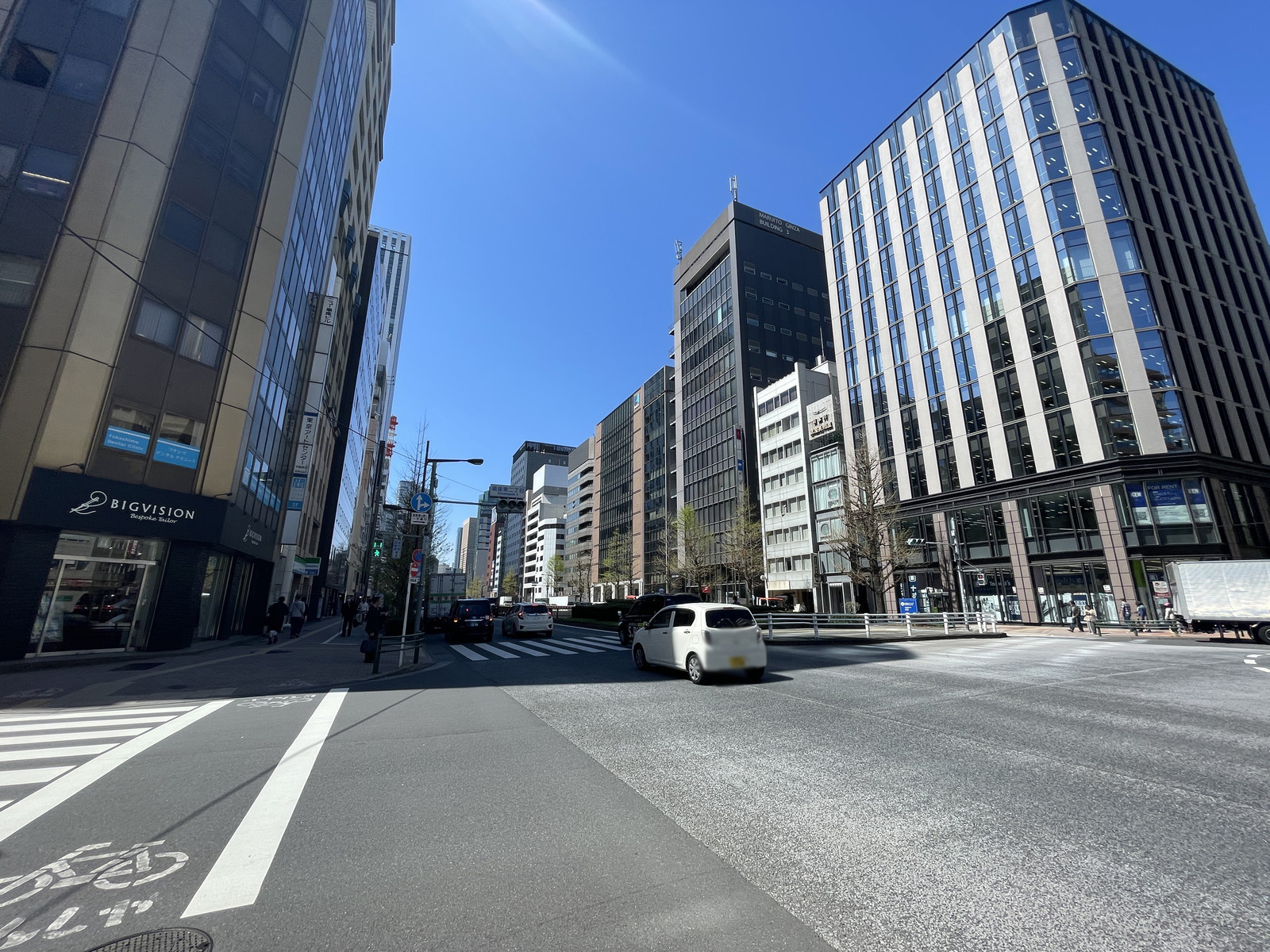 ニュー銀座ビル前面の昭和通り