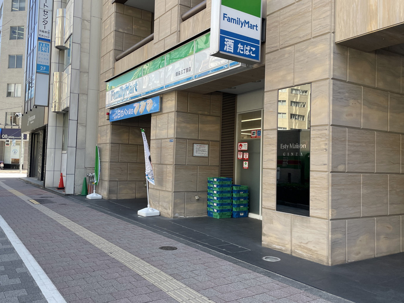 並びのファミリーマート銀座3丁目店
