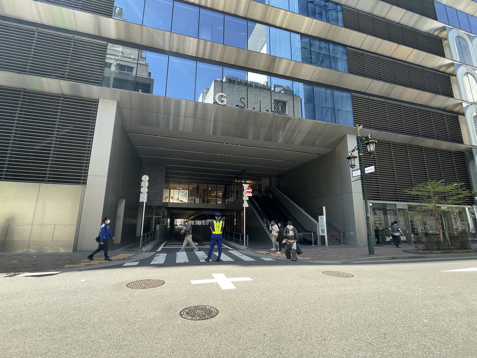 向かいのGINZA SIX