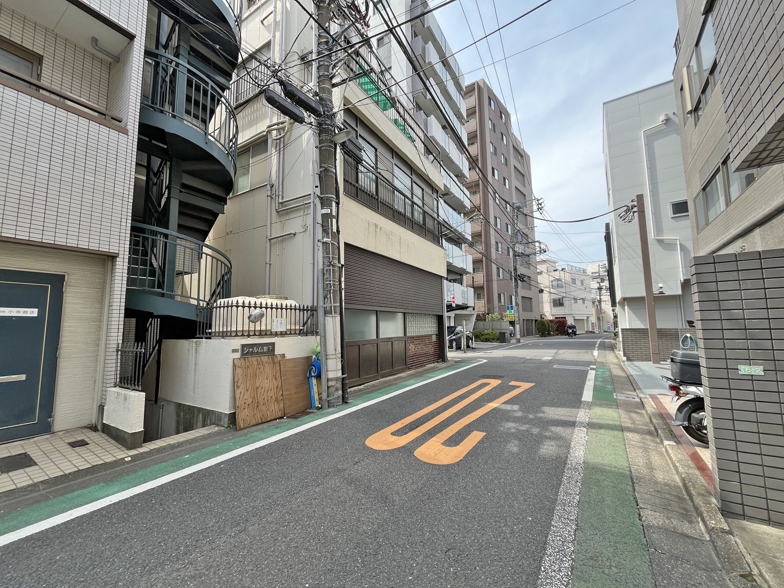 小林ビル前面通り