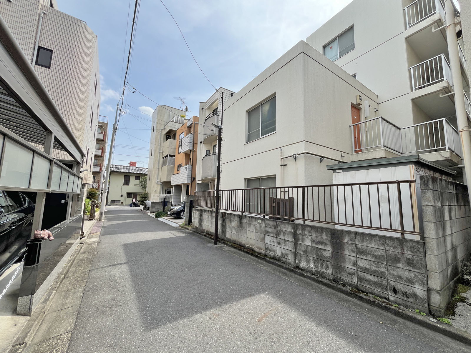 白石ビル前面通り