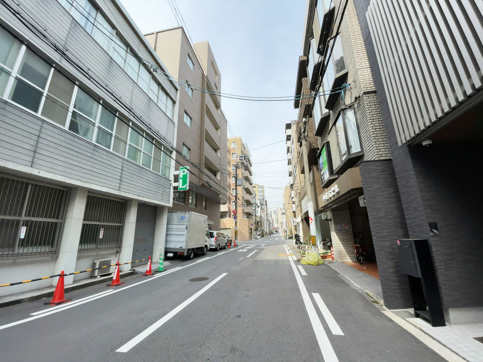 第七新興ビル前面の通り