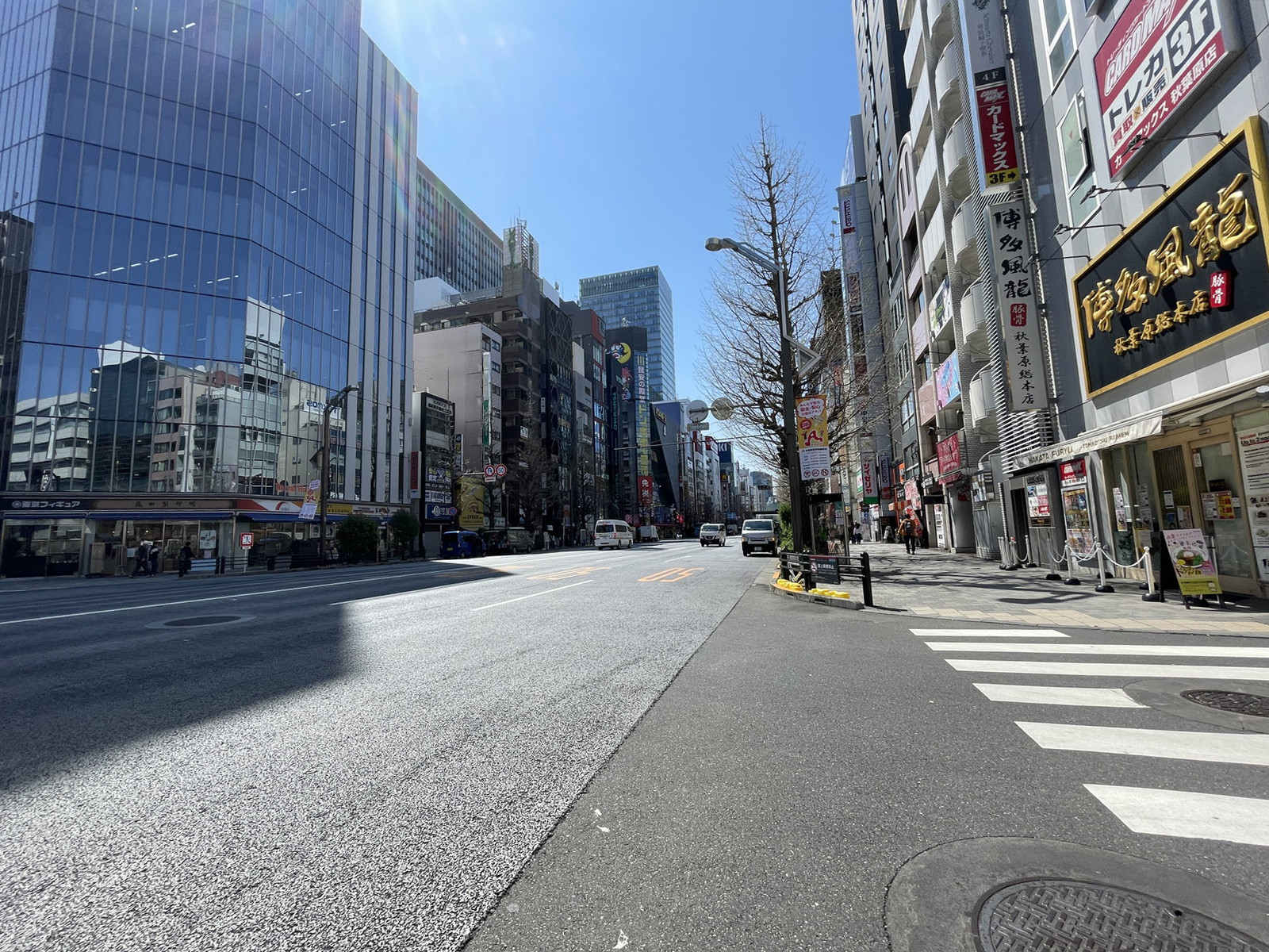 亀松ビル前面の通り