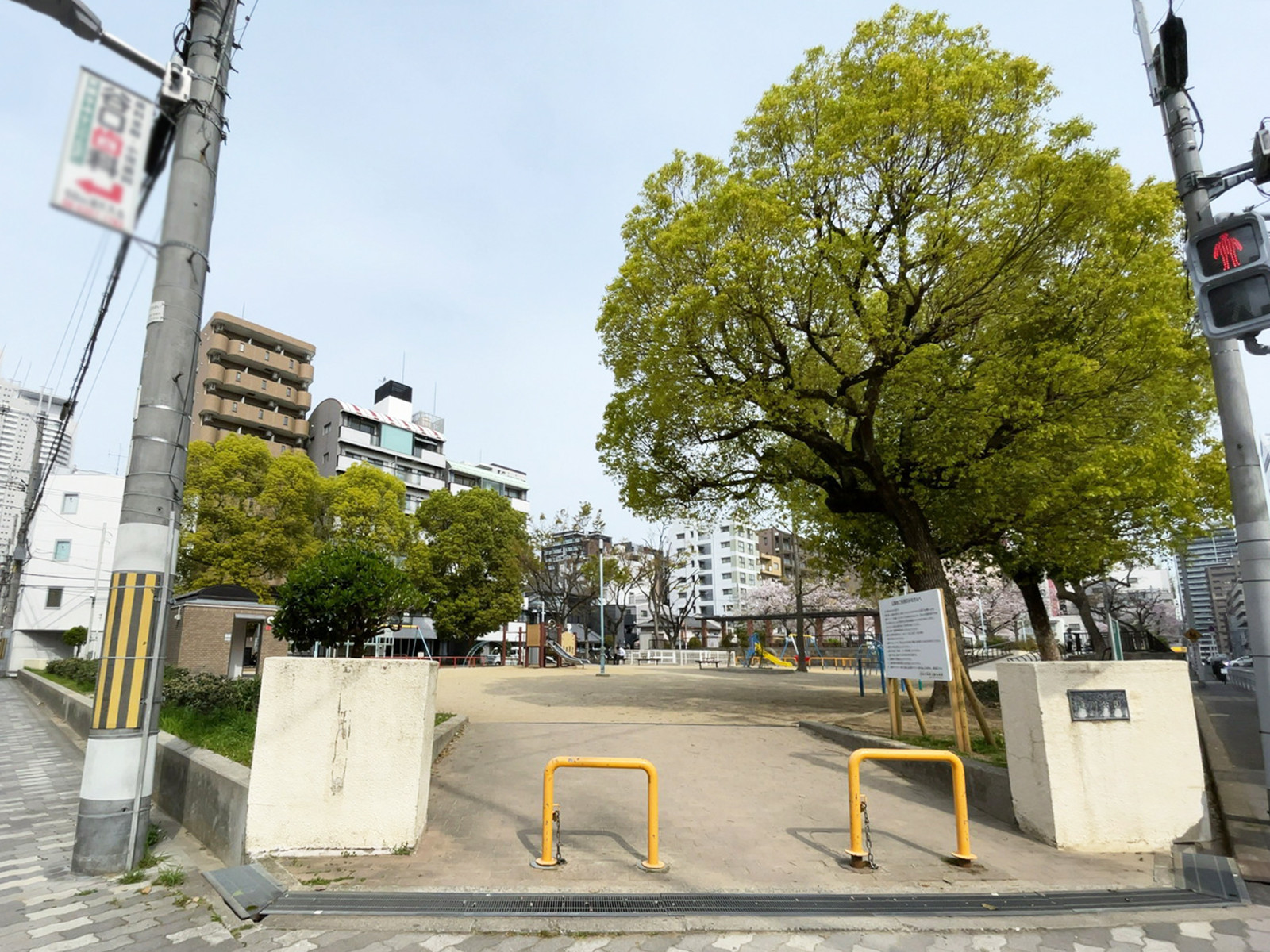 徒歩2分の滝川公園