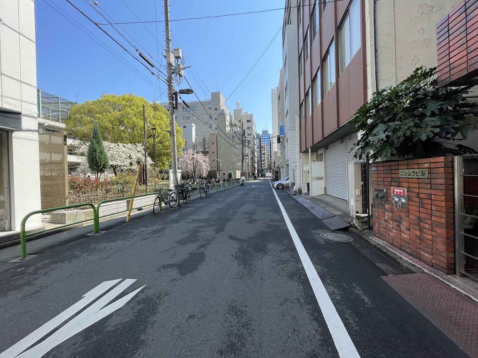 長谷川ビル前面の通り