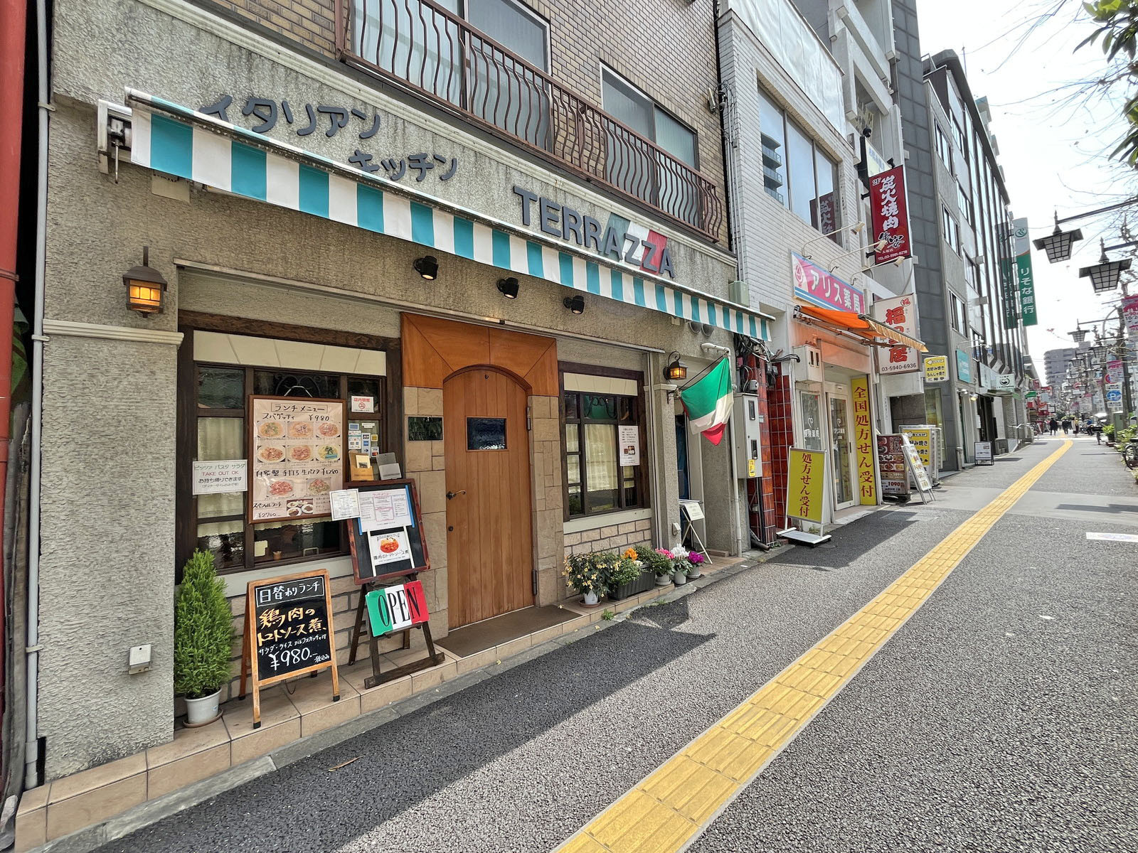 付近には飲食店が充実