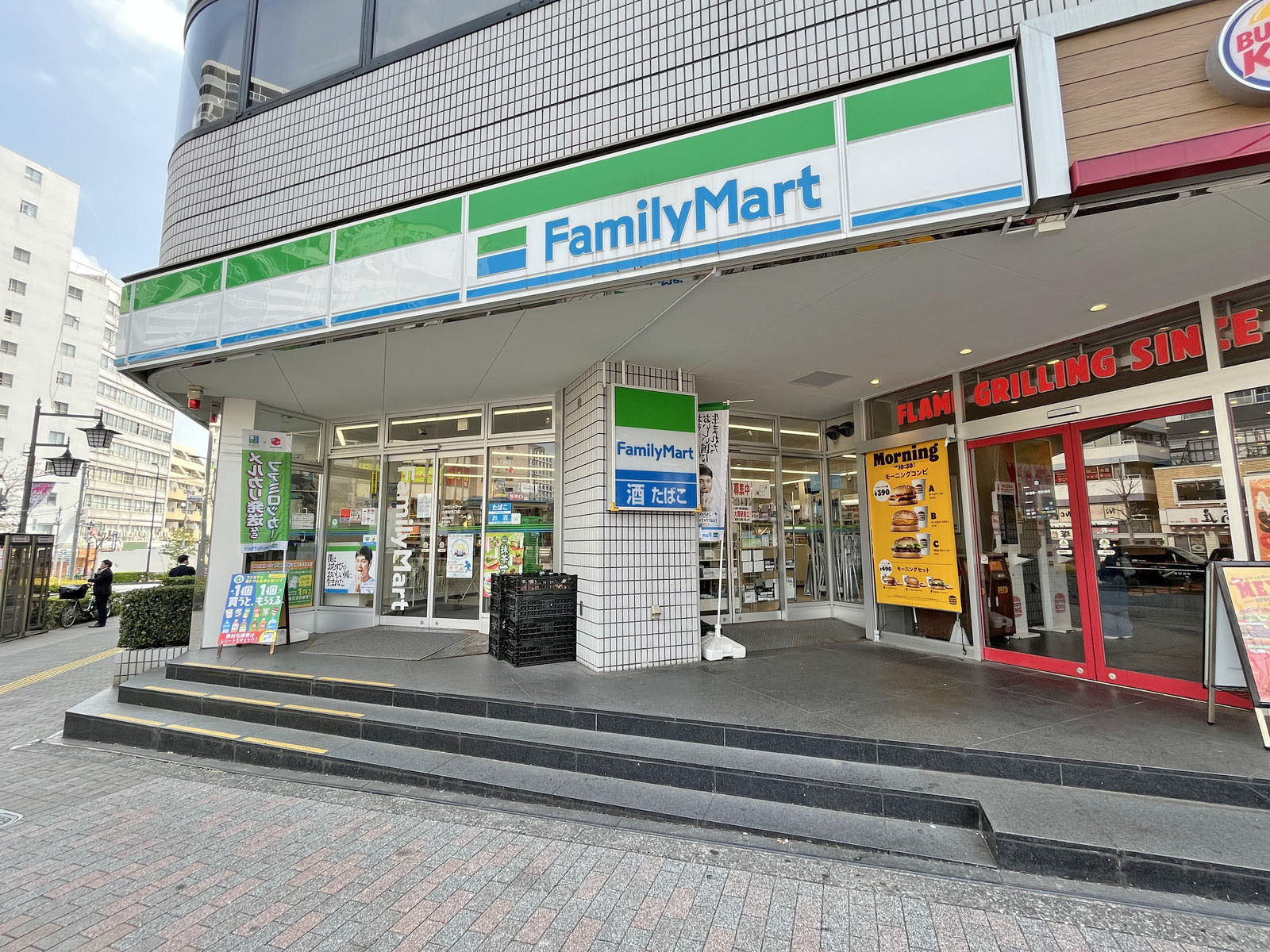 隣のファミリーマート大塚駅南口店