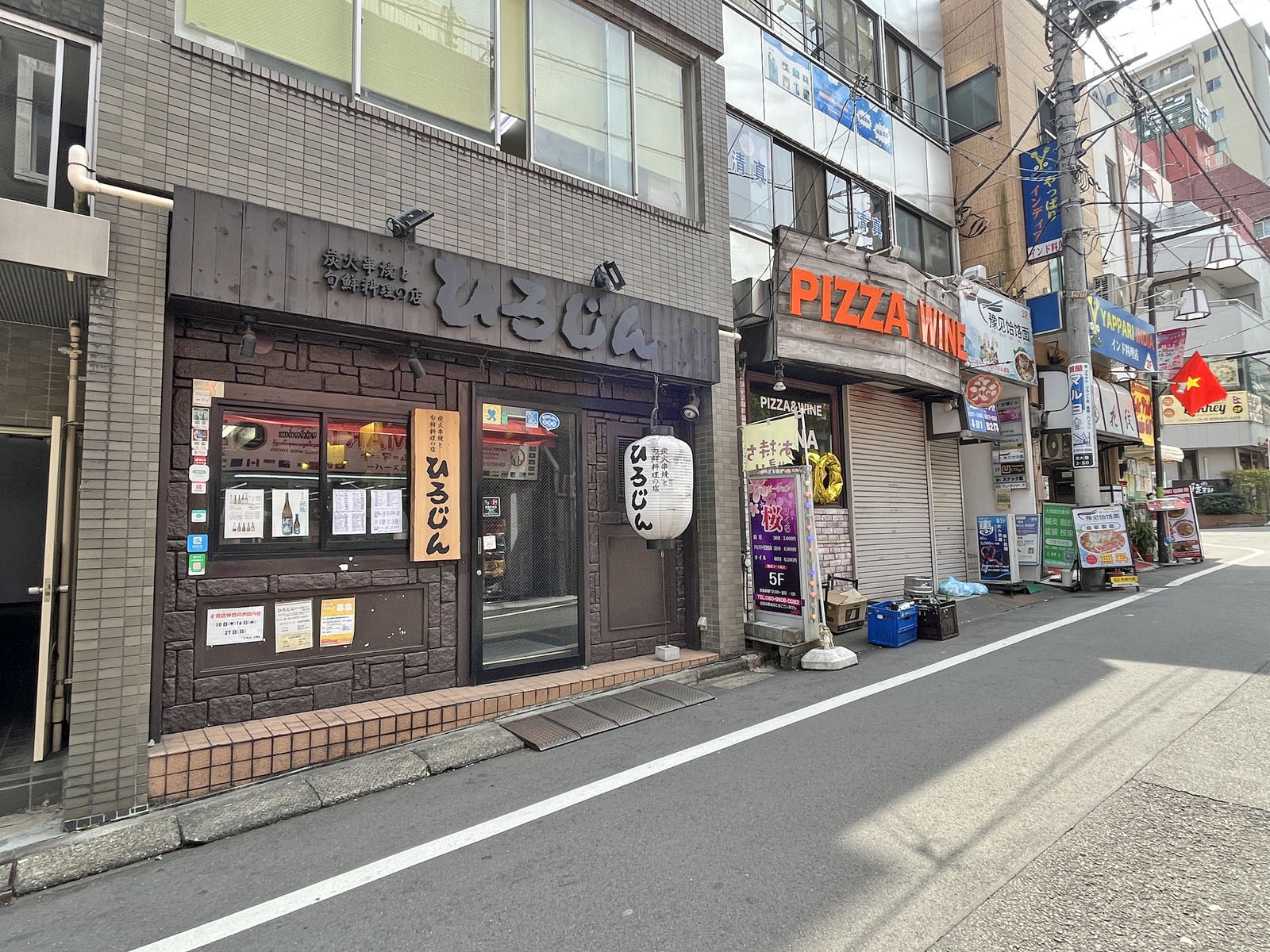 付近には飲食店が充実
