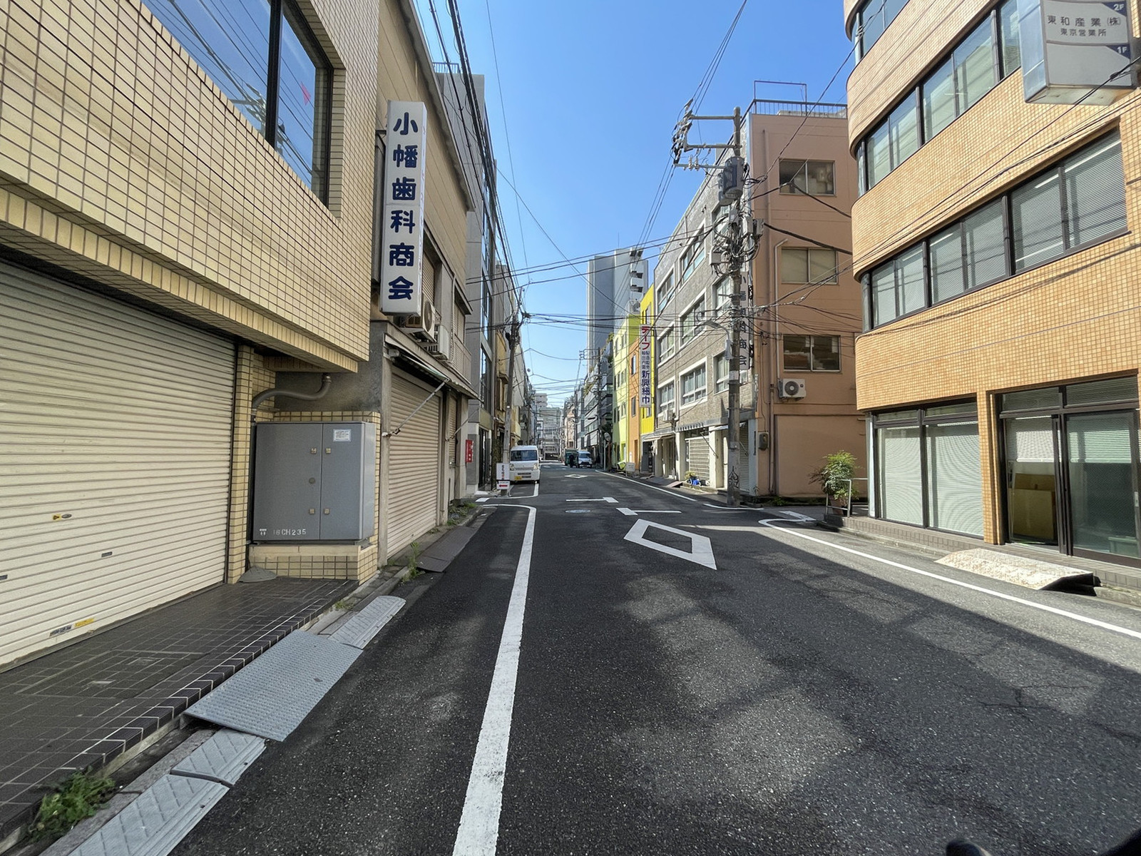 黒門淡路ビル前面の通り