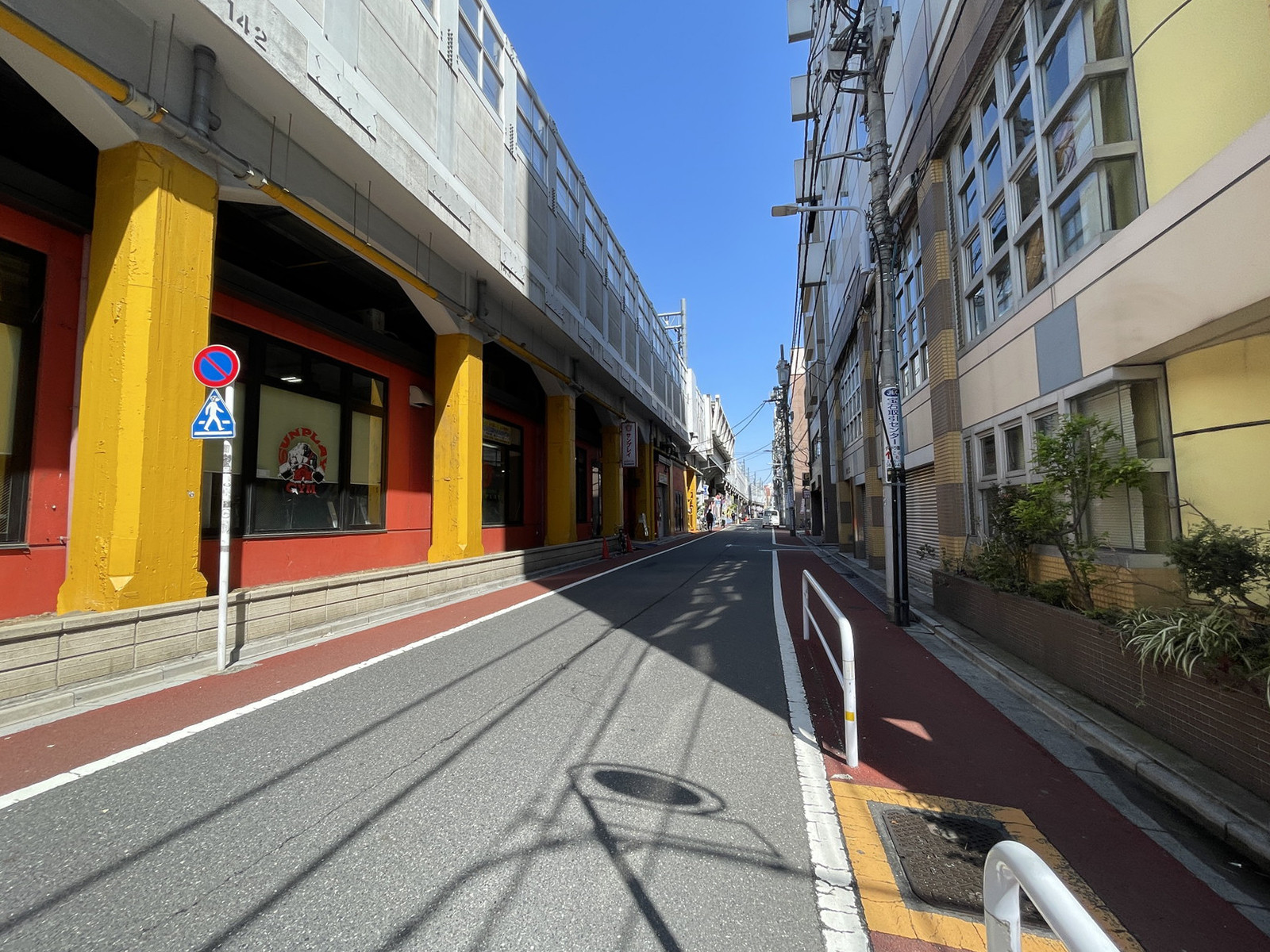愛ビル前面の通り
