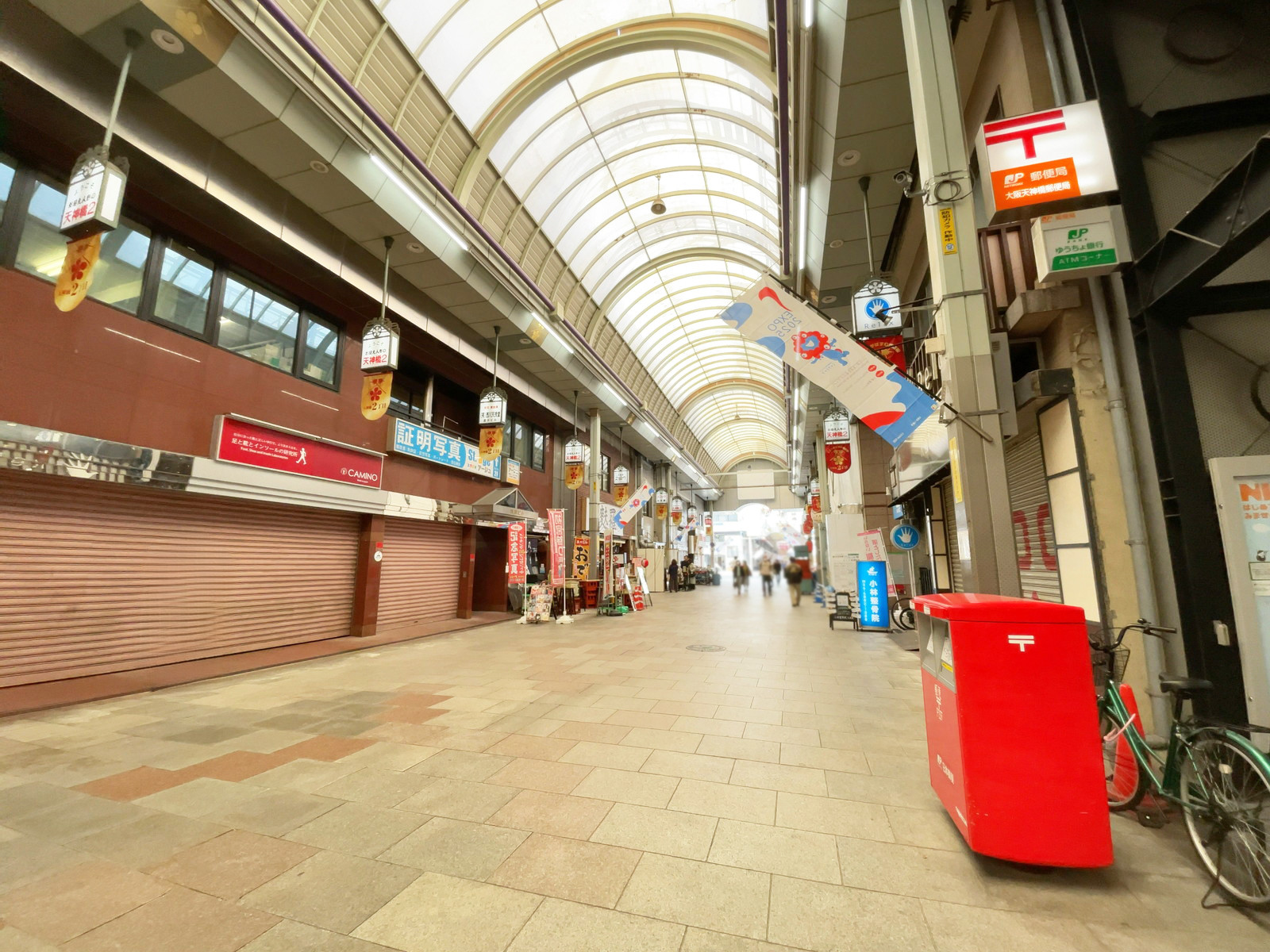 西川ビル前面の天神橋筋商店街