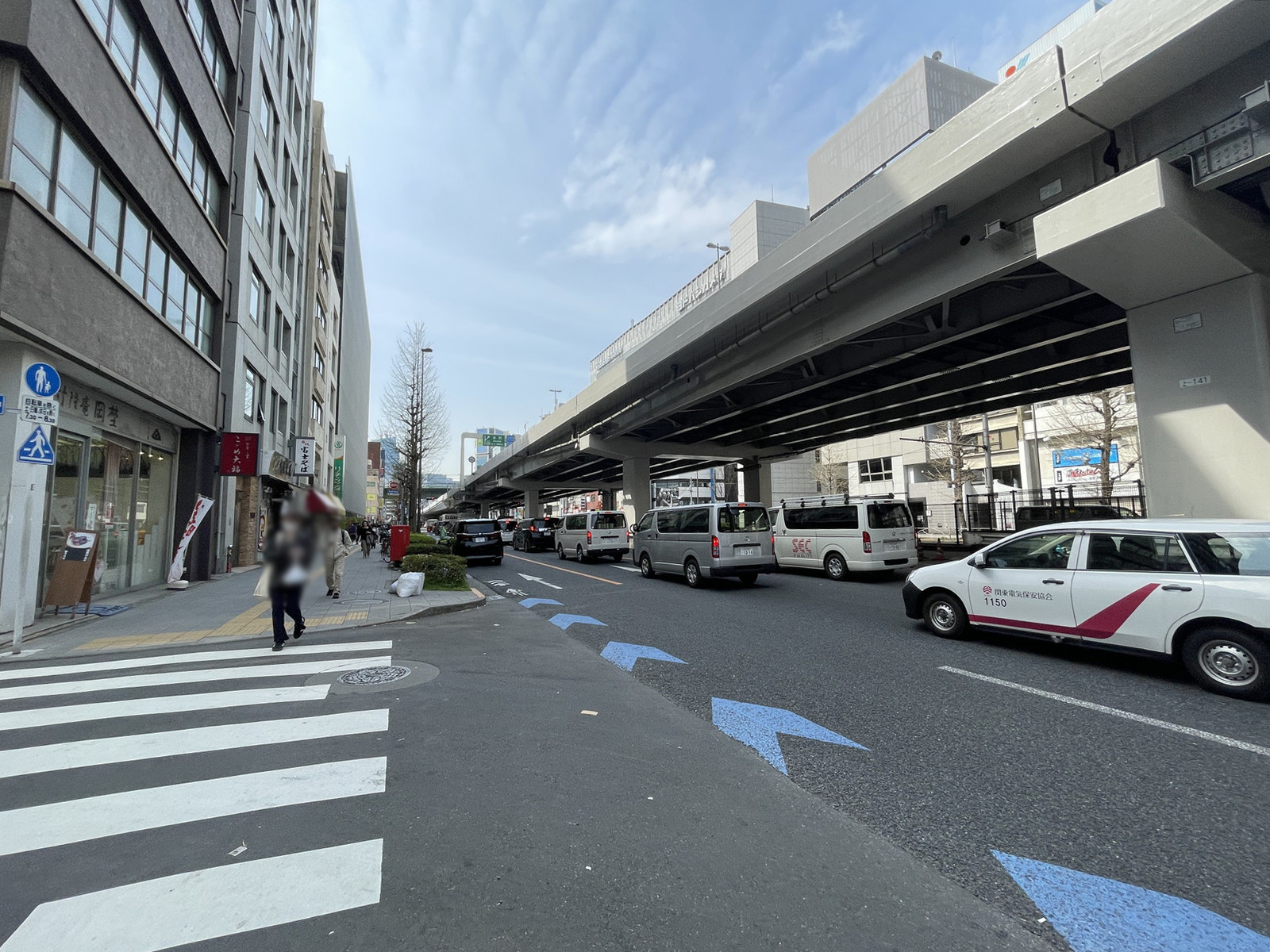 青木ビル前面の通り
