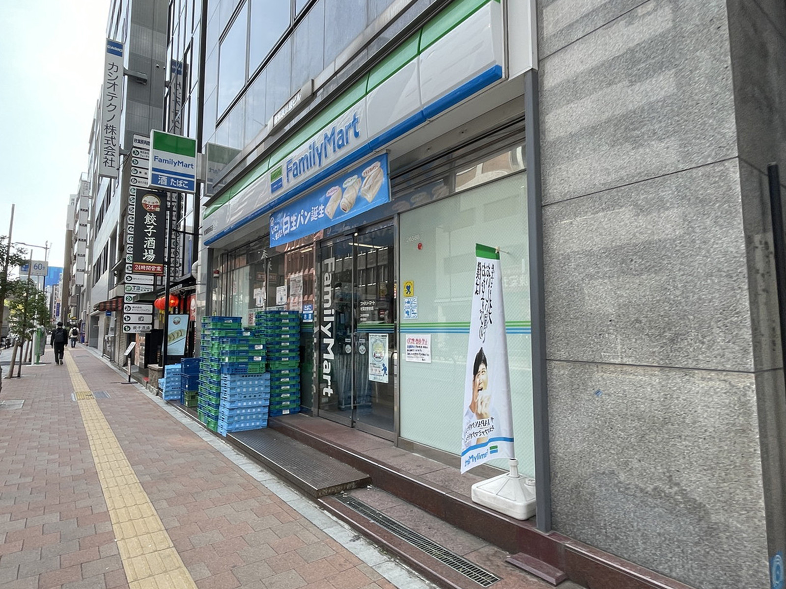 徒歩1分のファミリーマート 秋葉原駅前店