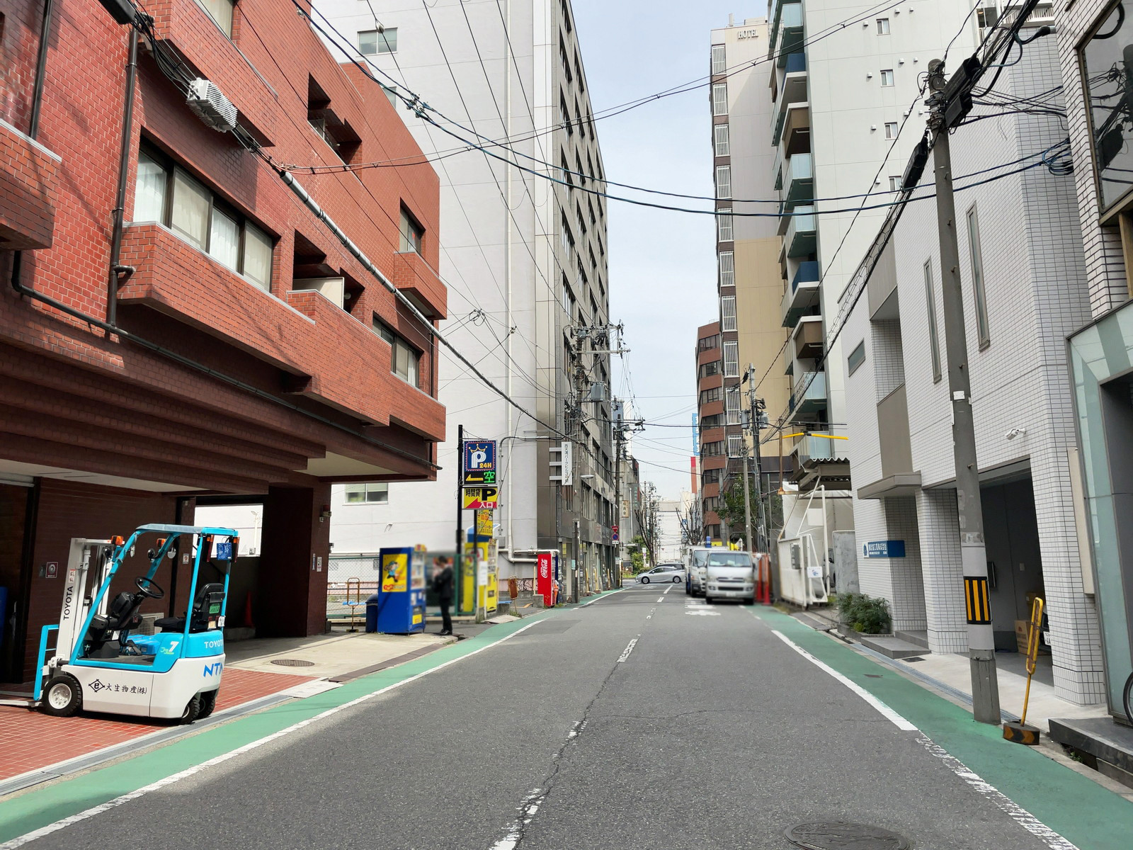 西天満パークビル4号館前面の通り