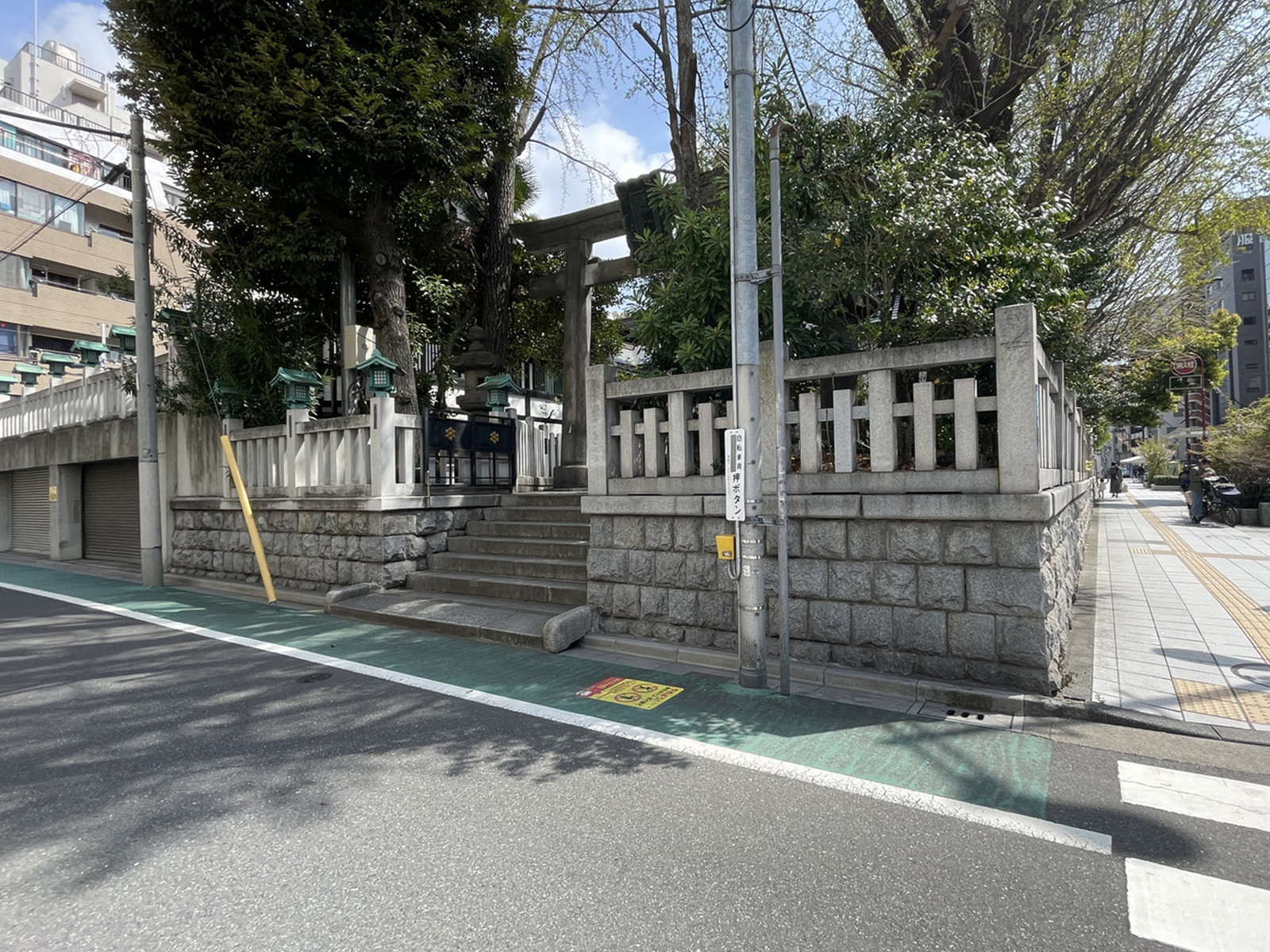 斜め向かいの鳥越神社