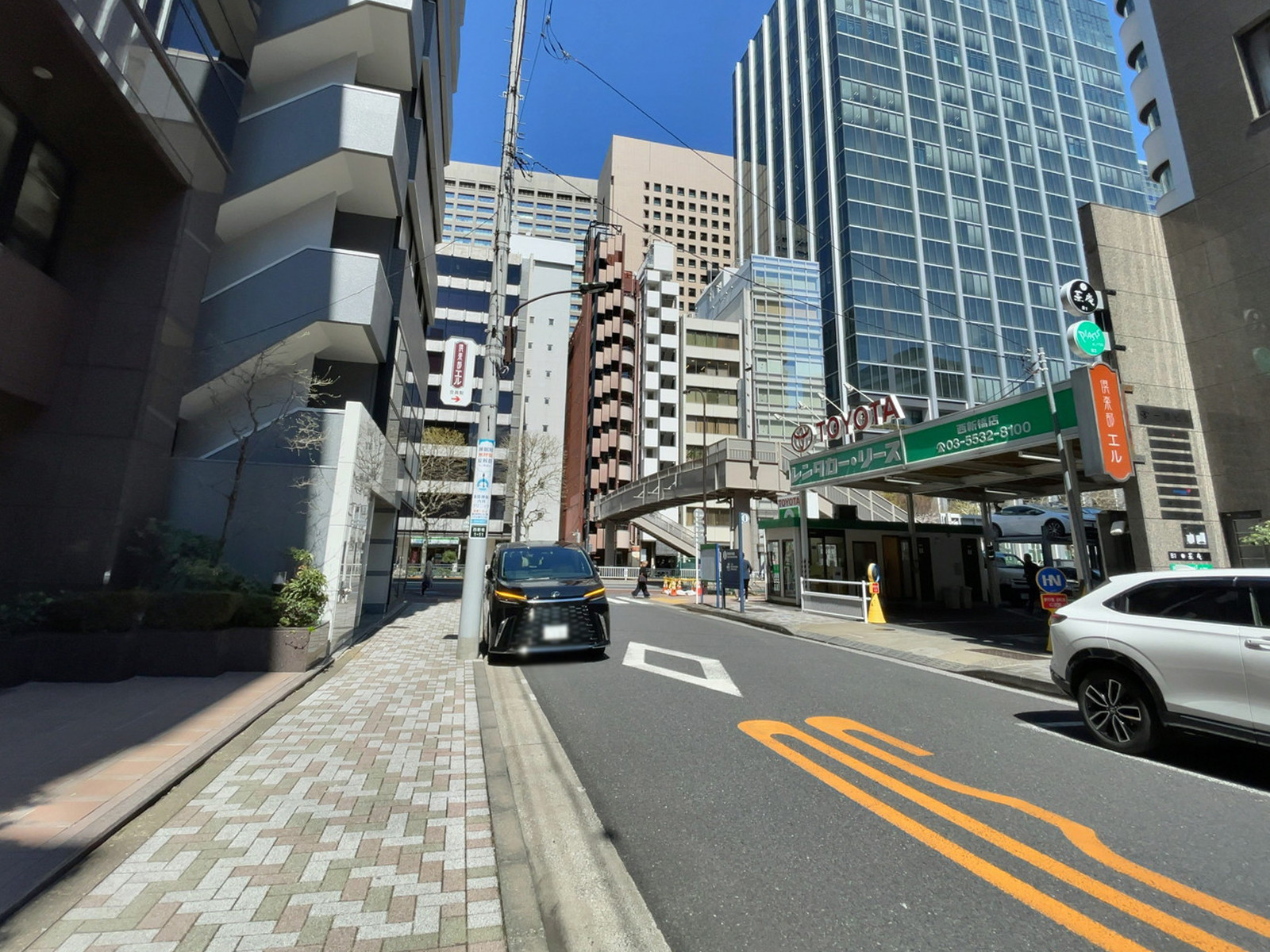 日土地西新橋ビル前面の通り