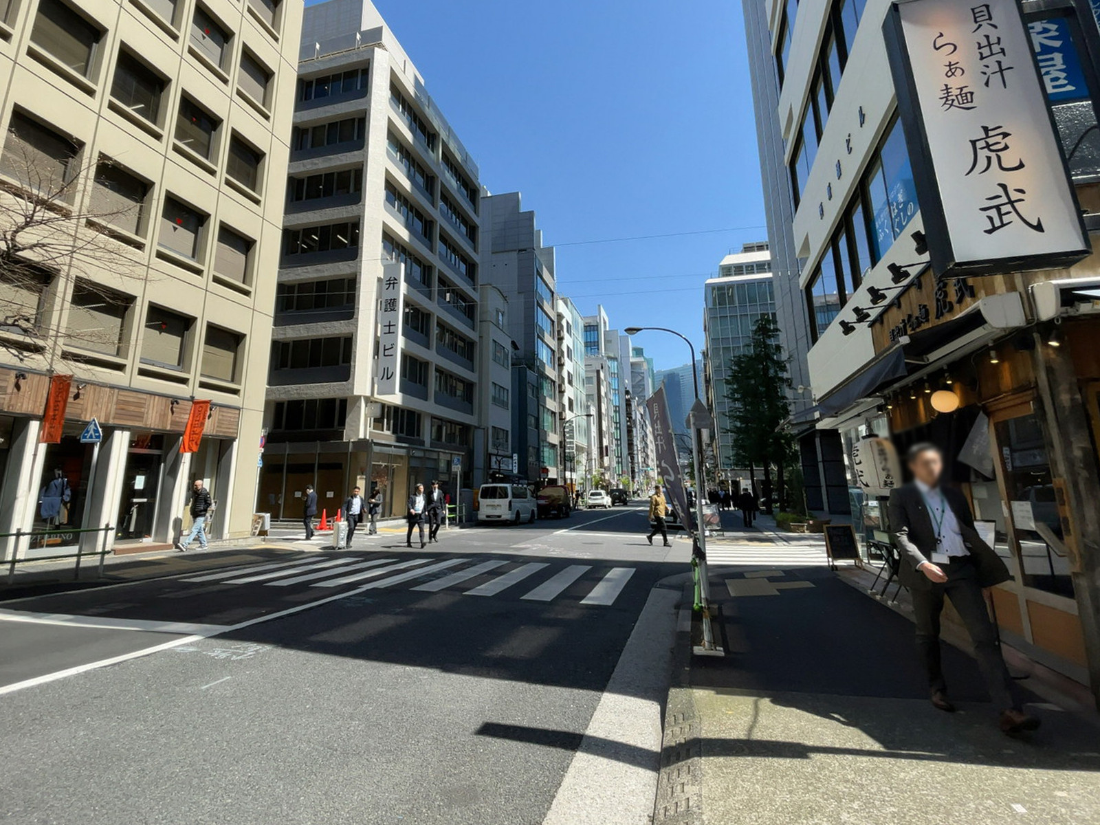 澤ビルディング前面の通り