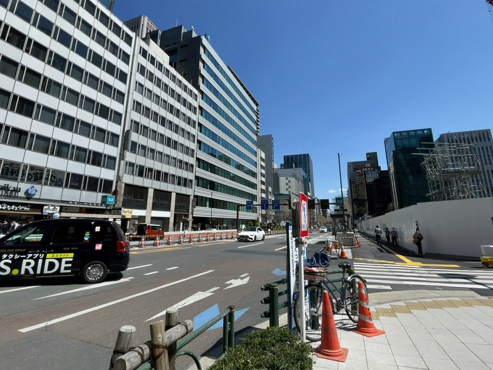 東京虎ノ門グローバルスクエア前面の通り