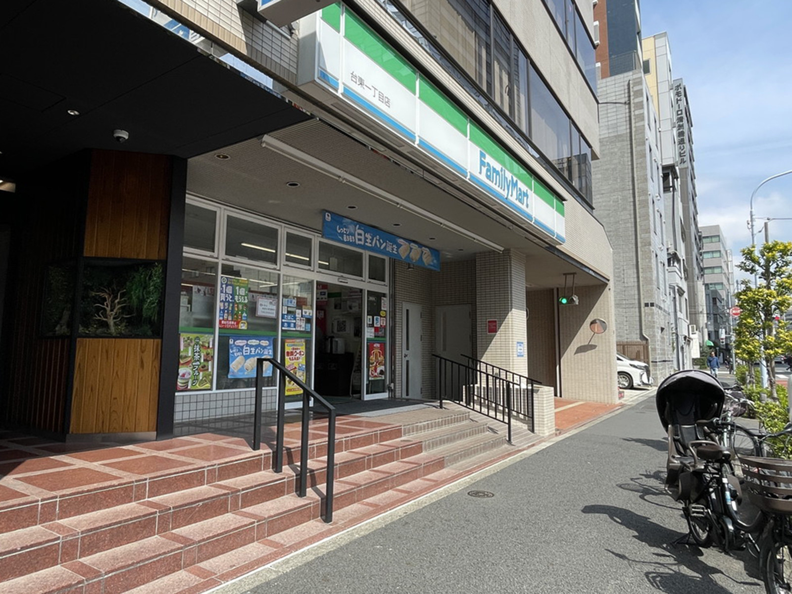 付近のファミリーマート台東1丁目店