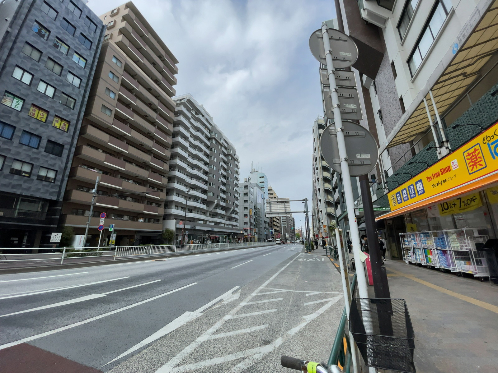 プラザ新大樹本館前面の通り
