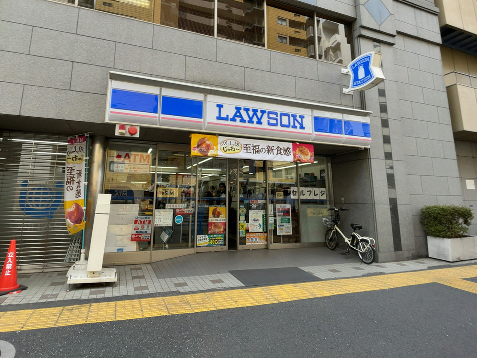 徒歩1分のローソン 新宿大久保二丁目店