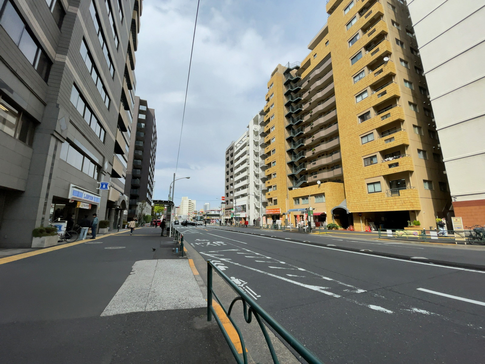 サンライズ新宿前面の通り