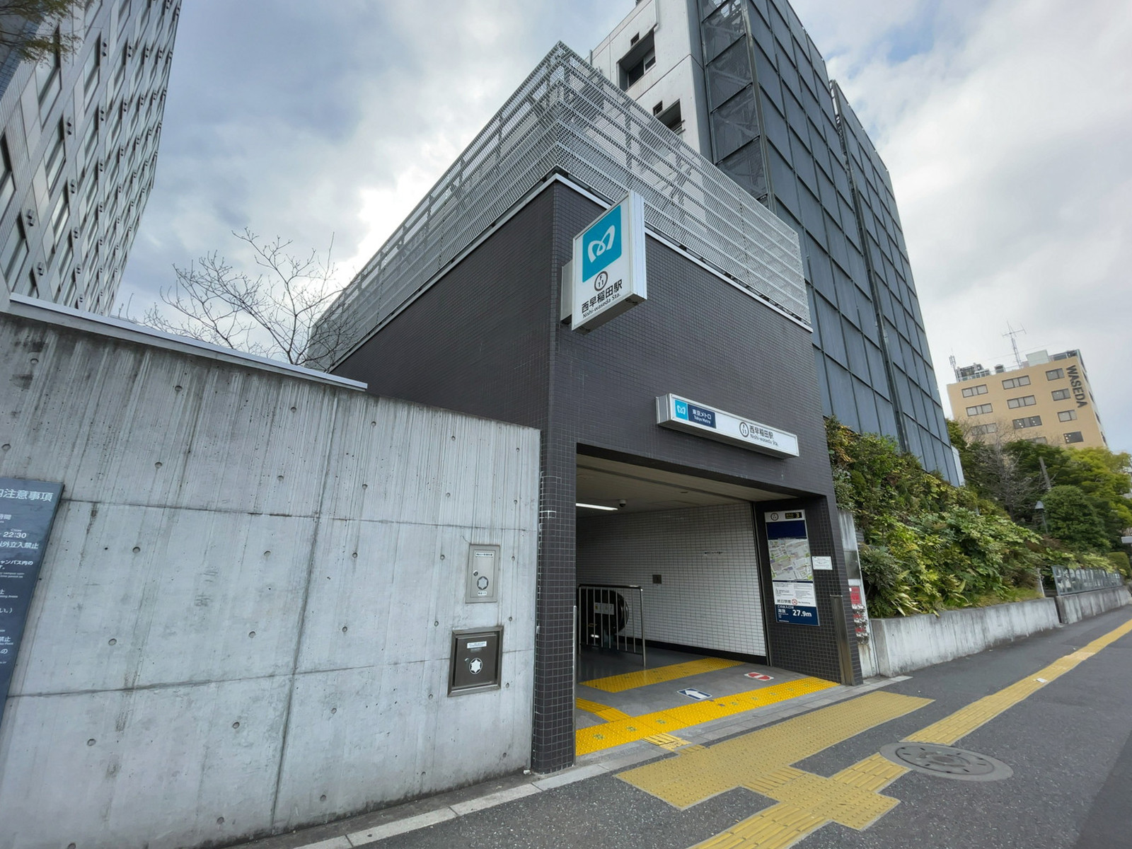 最寄りの「西早稲田駅」