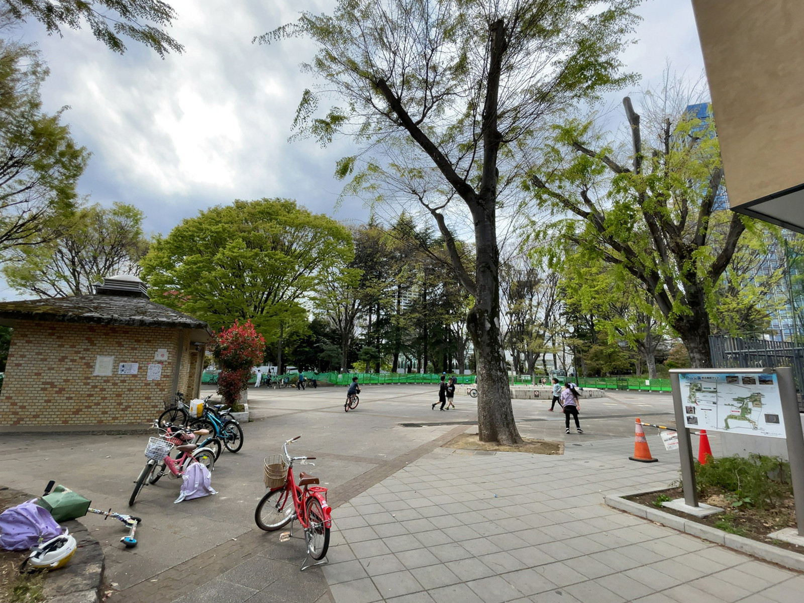 徒歩3分の新宿・戸山プレイパーク