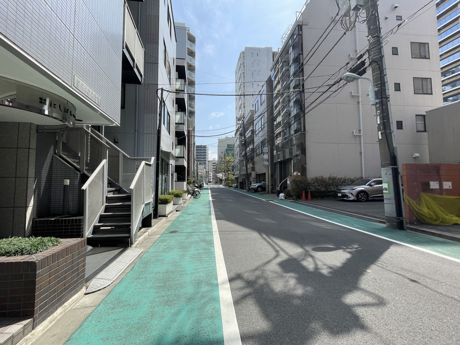T・K　AZUMAビル前面の通り