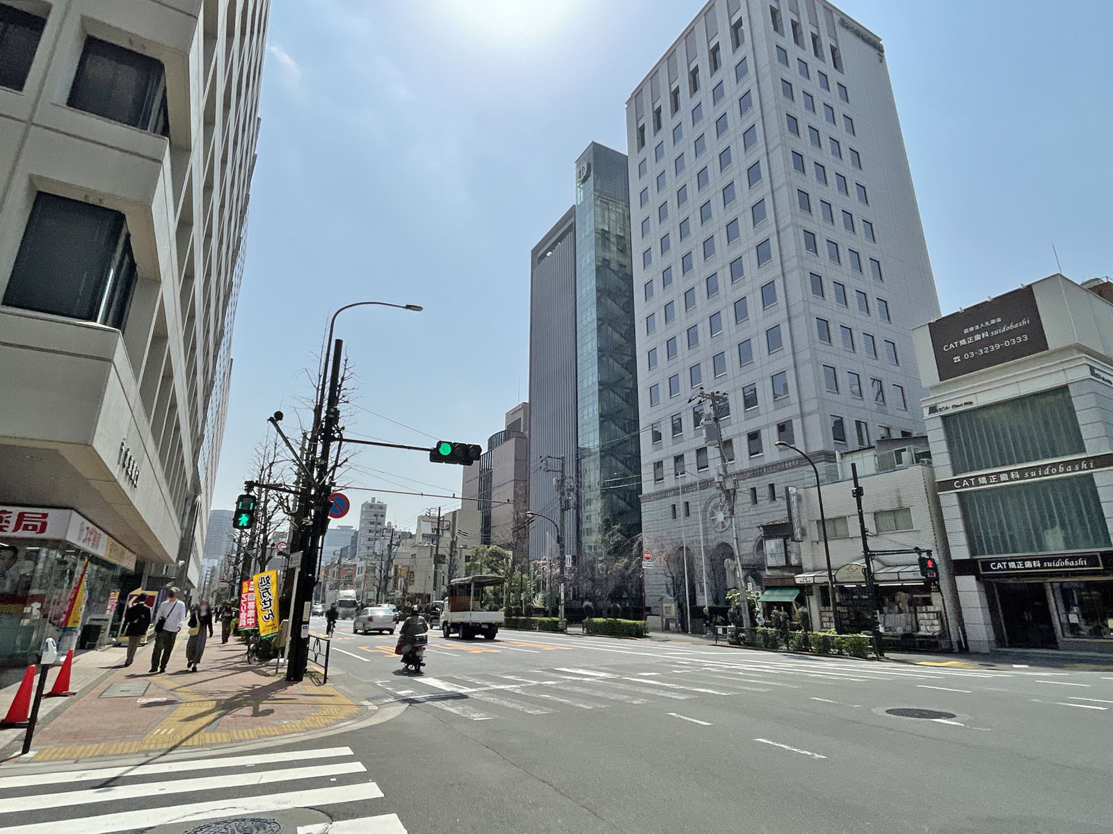 愛光舎ビル前面の白山通り