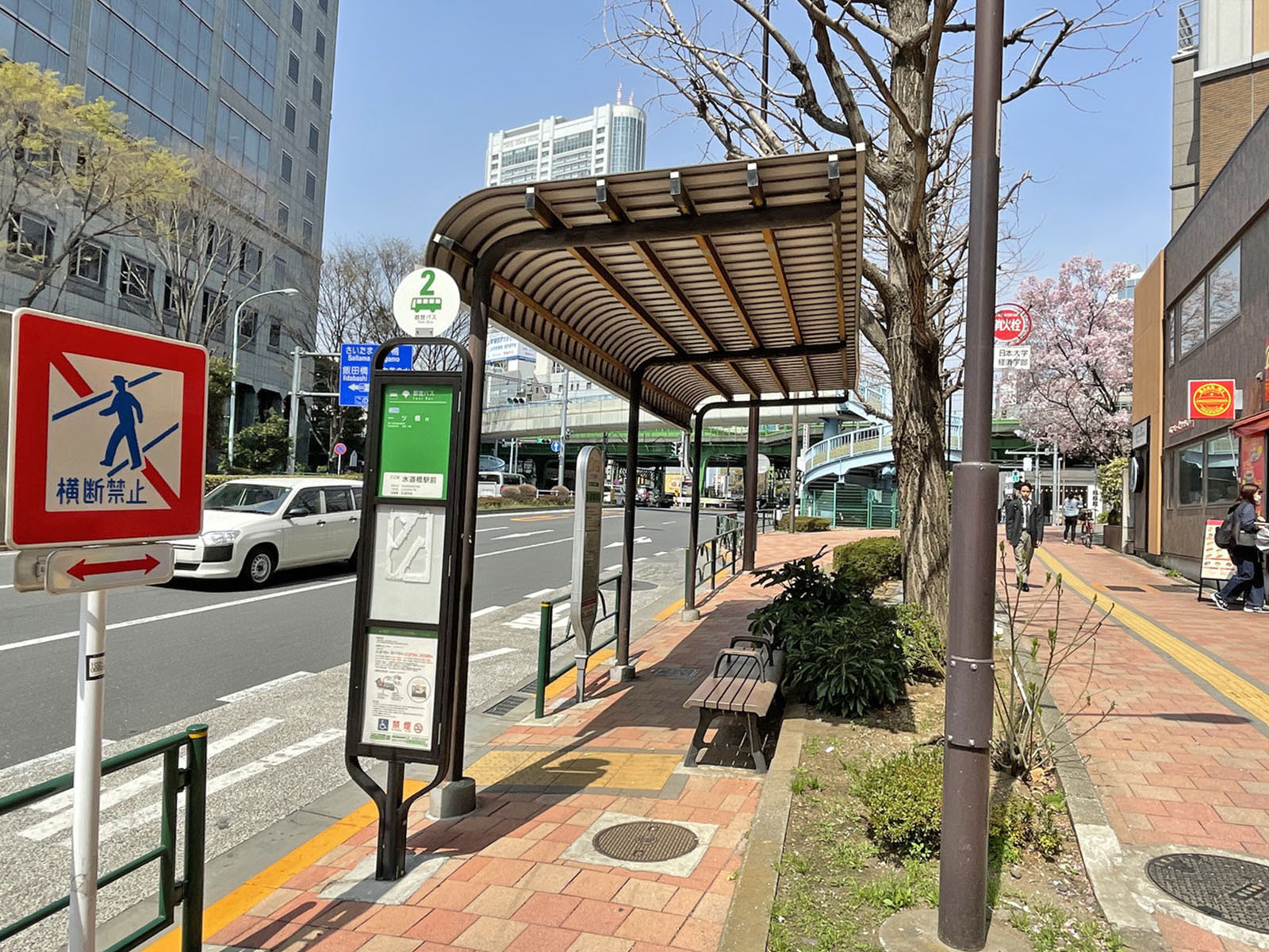 ビル前のバス停「水道橋駅前」