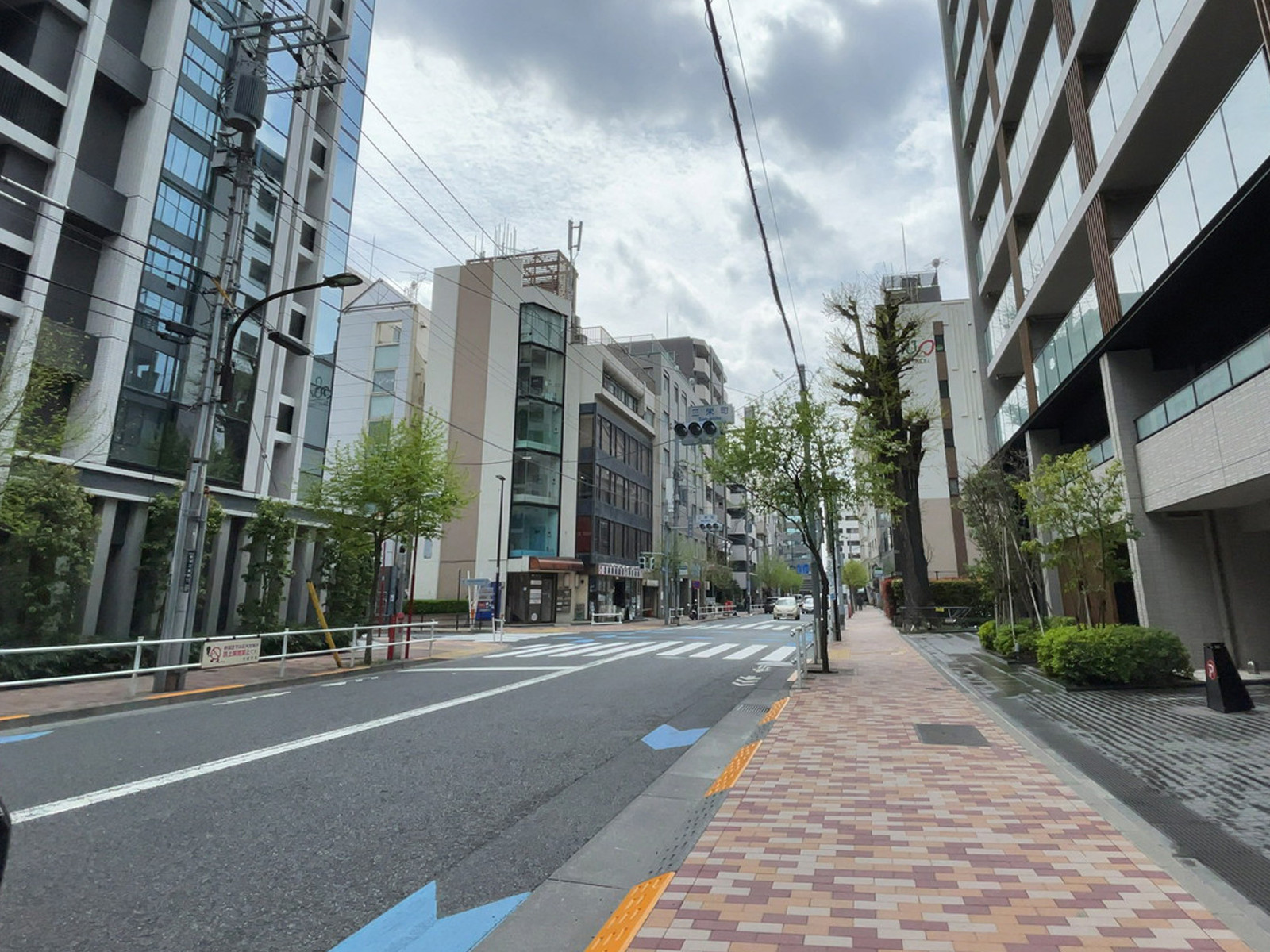 四谷荒木町スクエア前面の通り