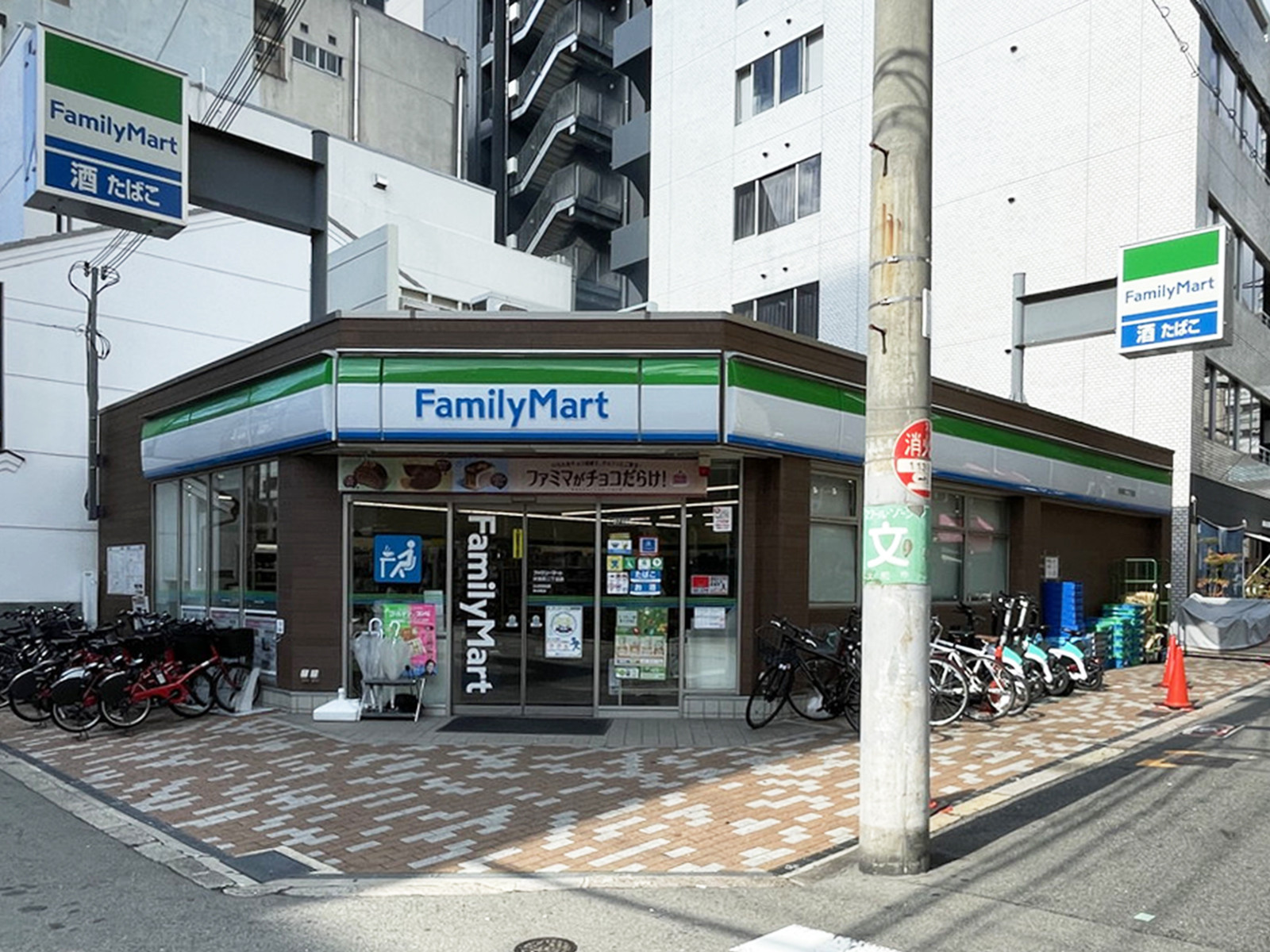 徒歩1分のファミリーマート 伏見町二丁目店