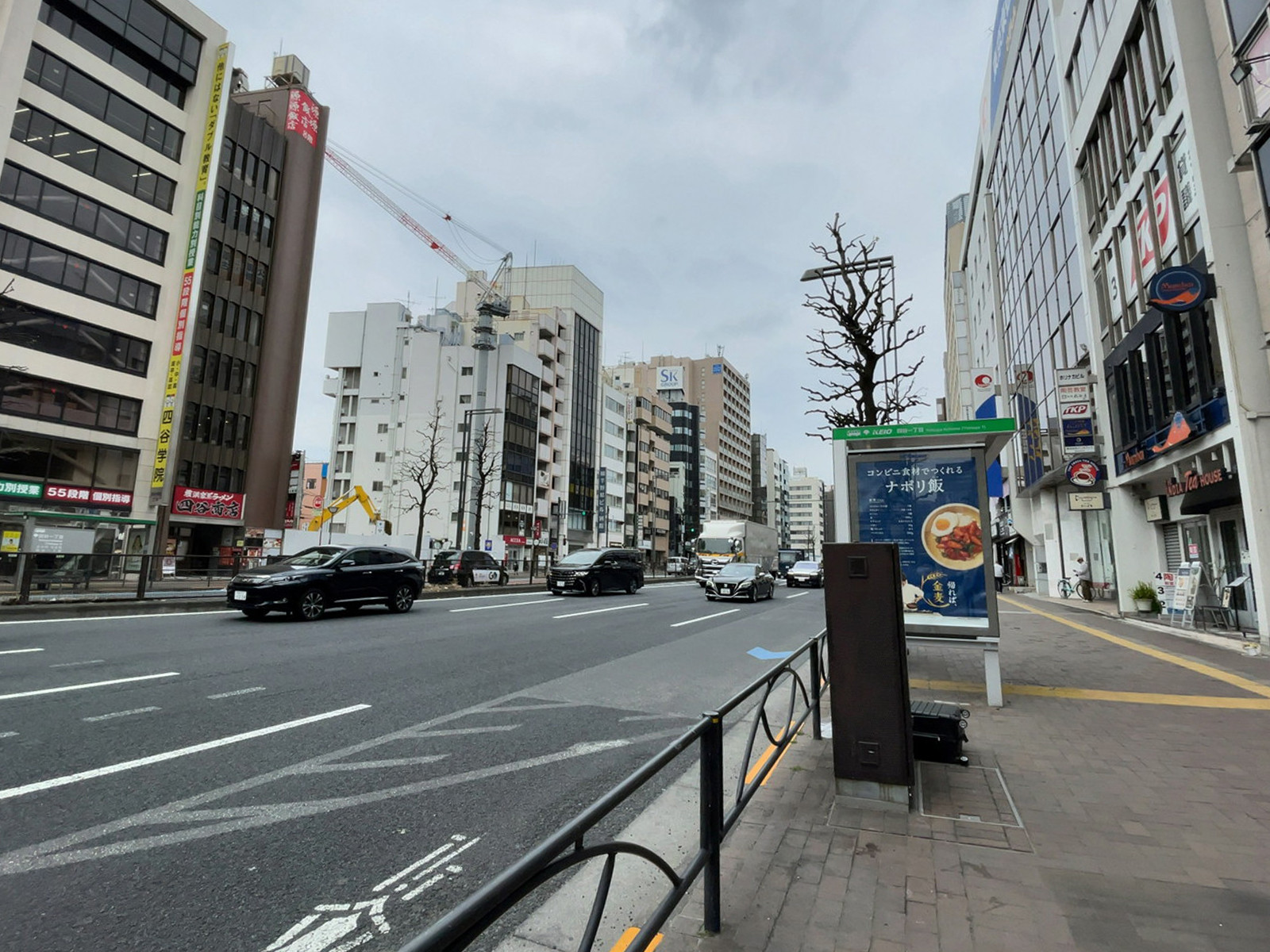ヒロ四谷ビル前面の通り