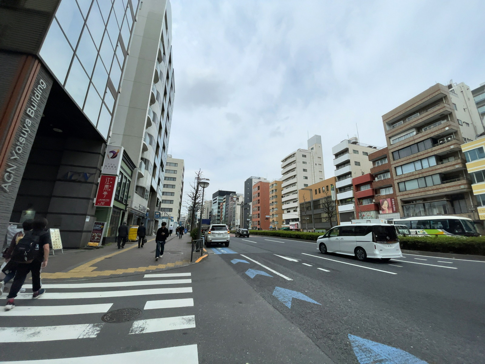 近くの新宿通り